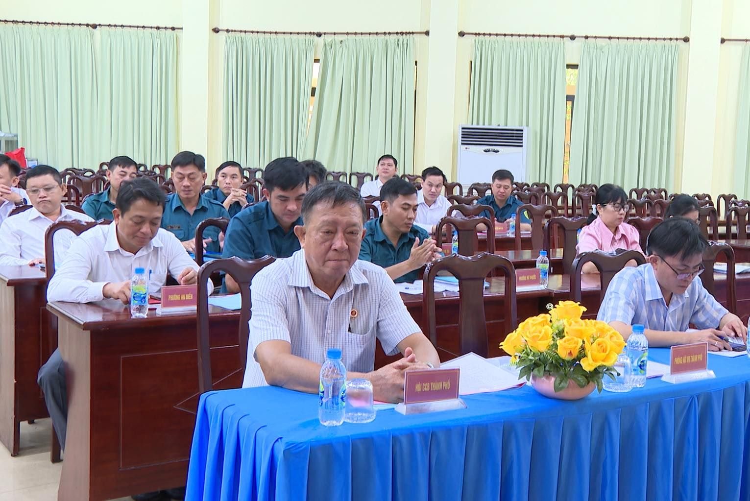 C&oacute; thể l&agrave; h&igrave;nh ảnh về 8 người, c&aacute;i bục v&agrave; văn bản