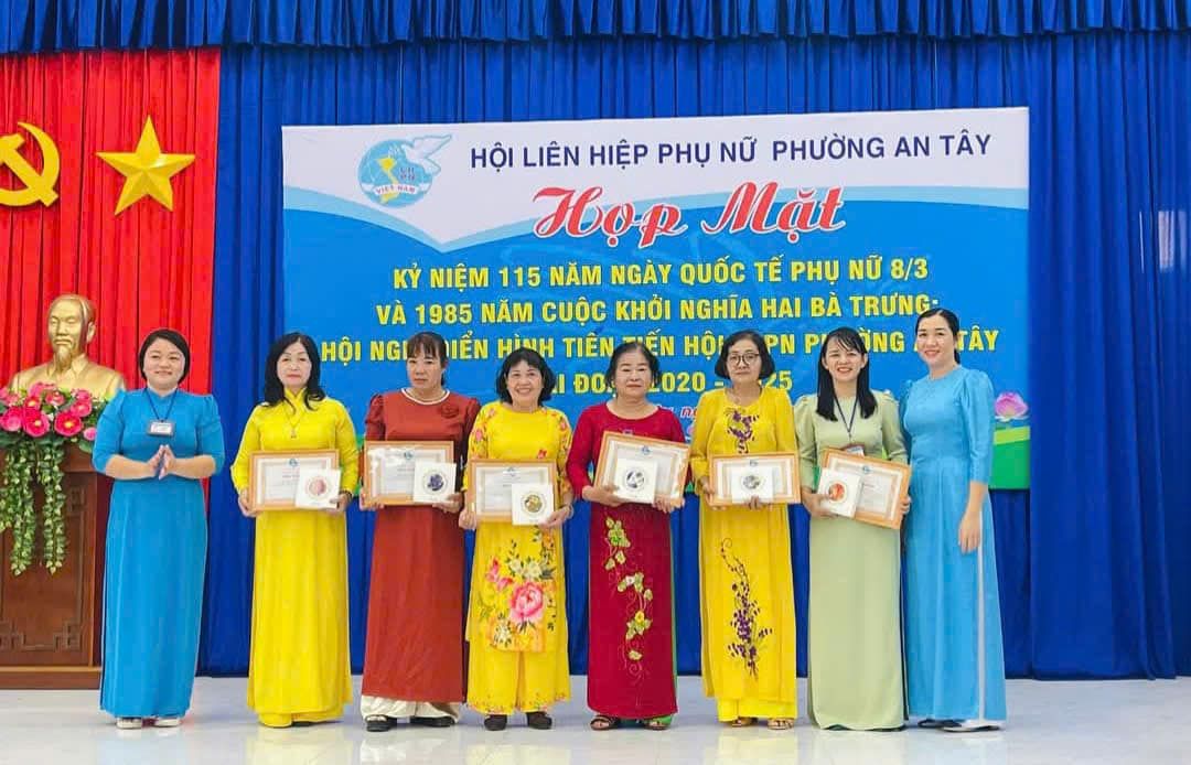 C&oacute; thể l&agrave; h&igrave;nh ảnh về 9 người, c&aacute;i bục v&agrave; văn bản cho biết 'HỘI LI&Ecirc;N HIỆP PHỤ NỮ PHƯỜNG AN T&Acirc;Y Жop Mặt KỲ NIỆM 115 NĂM NG&Agrave;Y QUỐC TE PHỤ NỮ 8/3 V&Agrave; 1985 NĂM CUỘC KHỞI NGHĨA HA B&Agrave; TRƯNG HỘI NGI IỂN &mu;ύ&Delta;&iota;&Eta; TI&Ecirc;N HEN HỘI PN TNG T&Acirc;Y I ĐO. 020'