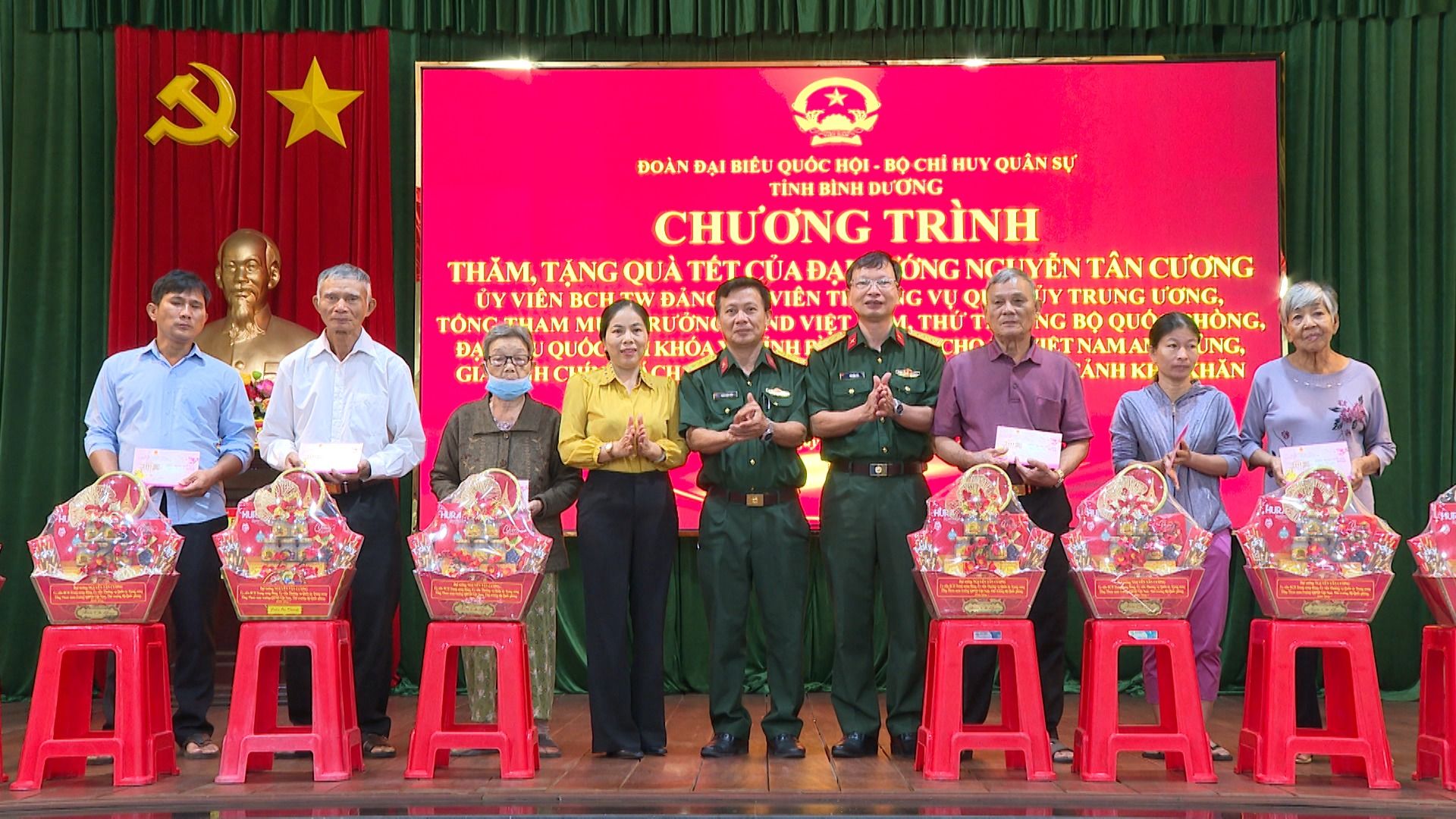 Có thể là hình ảnh về 9 người và văn bản cho biết 'ん SỰ ĐOÀN ĐẠI BIÊU ό Ho BỘ CHỈ HUY QUẢ TÍNH BÌNH ƯƠNG CHƯƠNG TRÌNH THĂM, TẠNG QUẢ THĂM,TANGQUATETCİADAY TET TÓNG ÓNGNCUYỄNTÂN NGUYEN TÂN CƯƠNG ỦY VIÊN BCH TW ĐẢNG VIÊN tI IG VỤ QI= JY TRUNG ƯƠNG, ΤΟΝς TÓNGTHAMMIa&RƯỞNG RƯONG OςT4AΜ. I ND VIỆT THỨT NG BỘ QUO HÒNG, ĐẠ QUỐC ΚHOA INH "ስፒ NAMA AM UNG, GI cuT: ር ẢNH KP KHĂN AAA A ፍያስ A AAA'