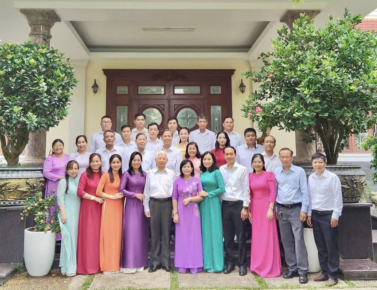 Có thể là hình ảnh về 10 người