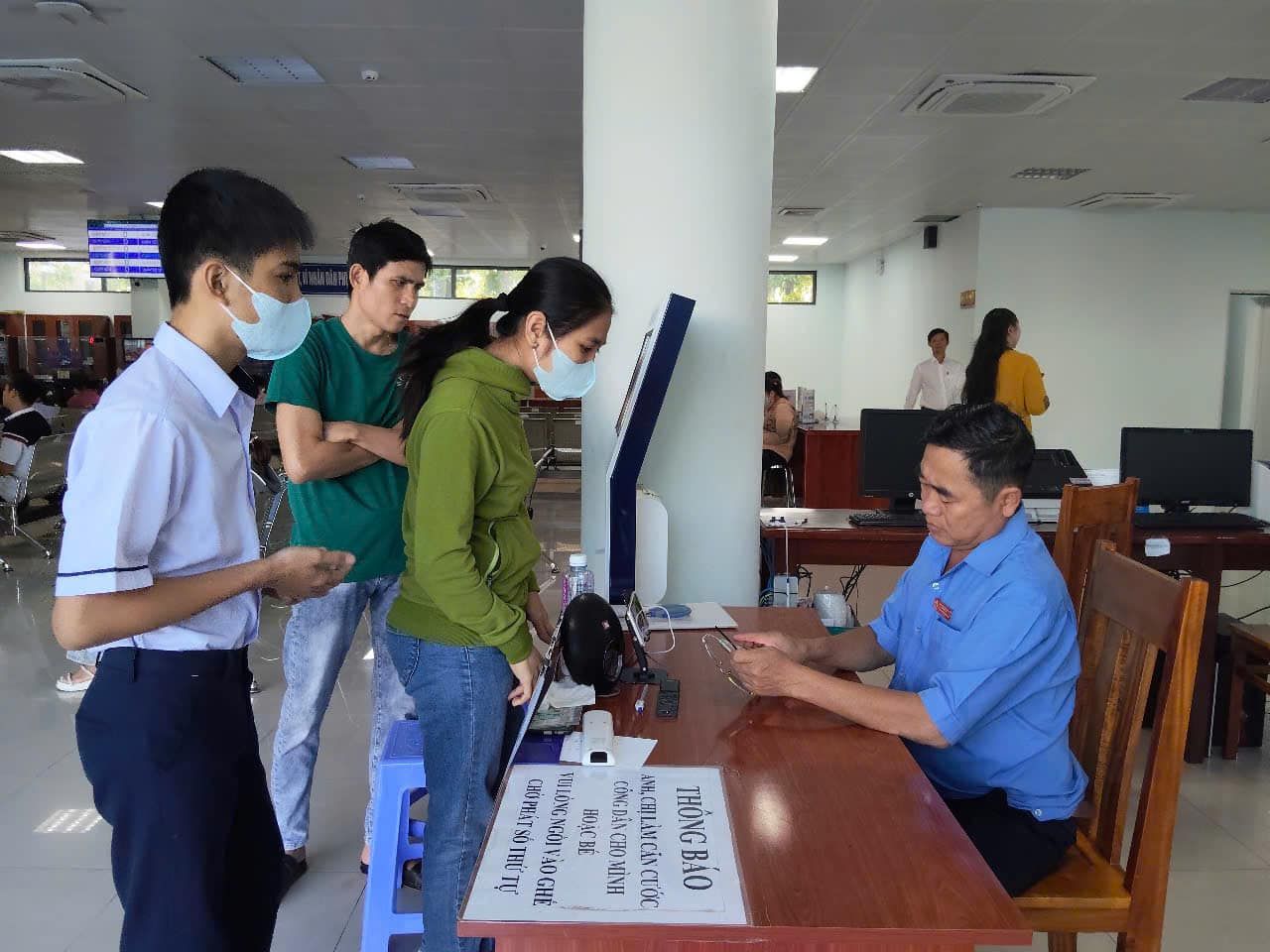 Có thể là hình ảnh về 7 người, mọi người đang học, bàn, bệnh viện và văn bản