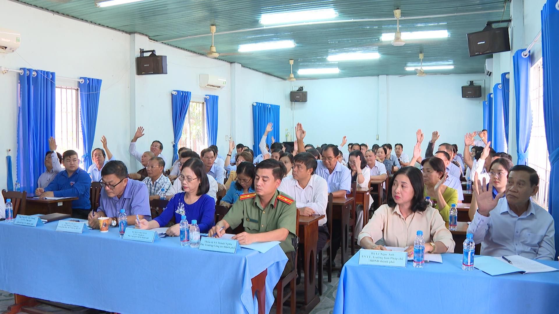 Có thể là hình ảnh về 6 người và mọi người đang học