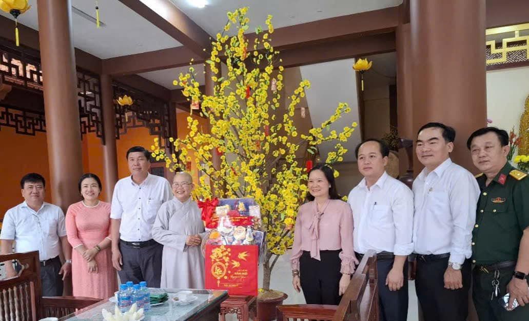 Có thể là hình ảnh về 8 người và văn bản