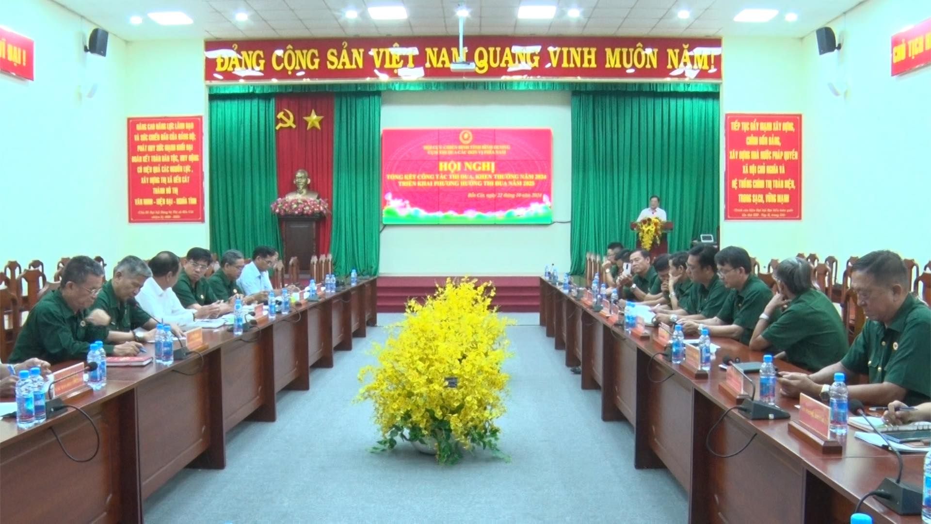 Có thể là hình ảnh về 10 người và văn bản