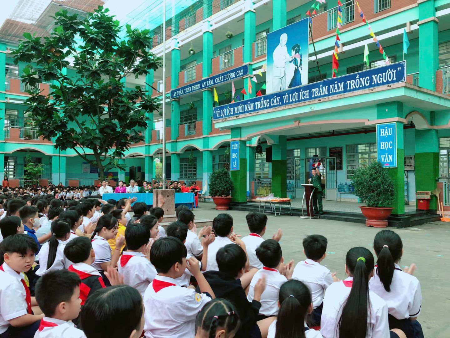 Có thể là hình ảnh về 4 người, đám đông và văn bản
