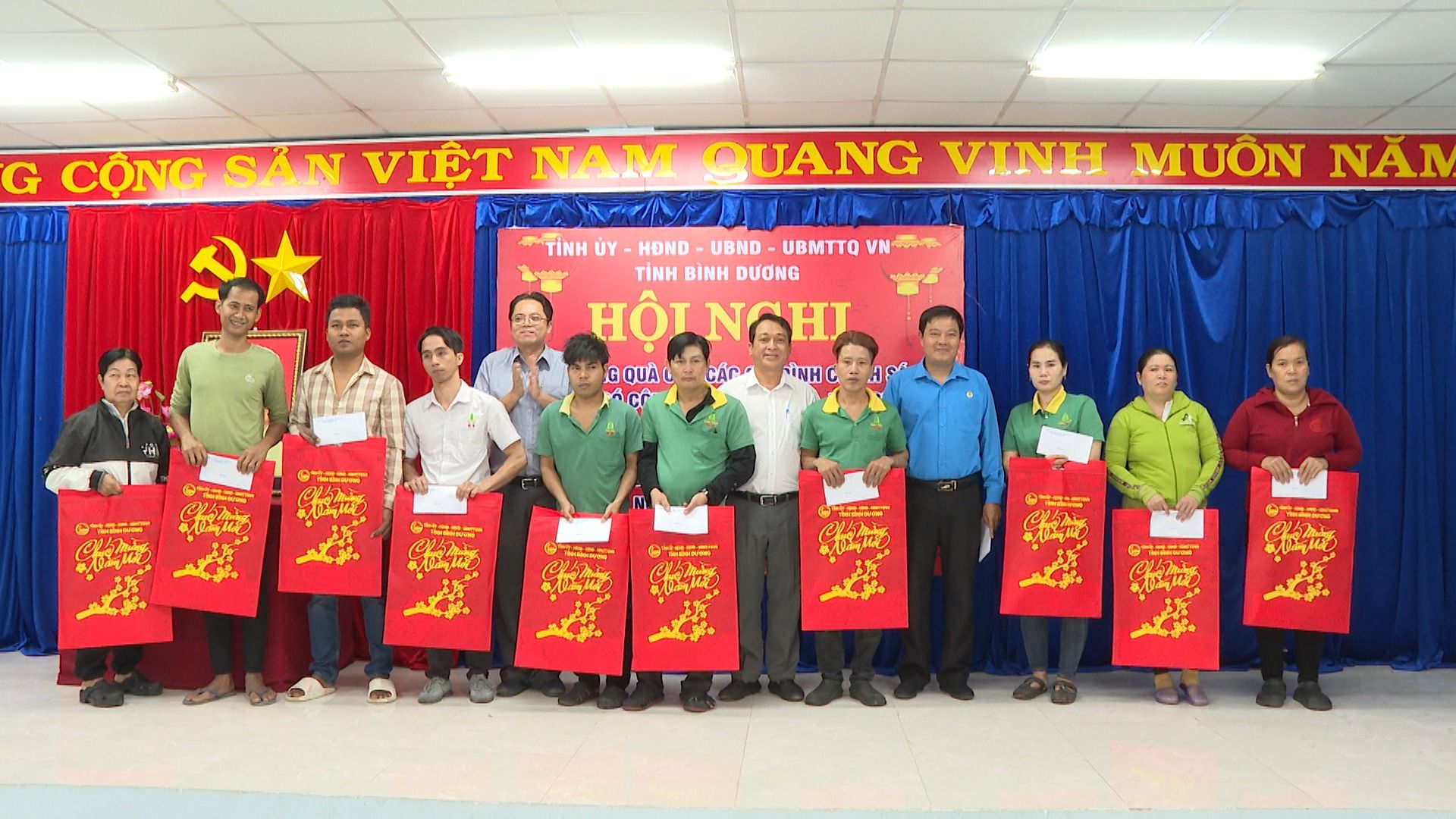 Có thể là hình ảnh về 13 người và văn bản