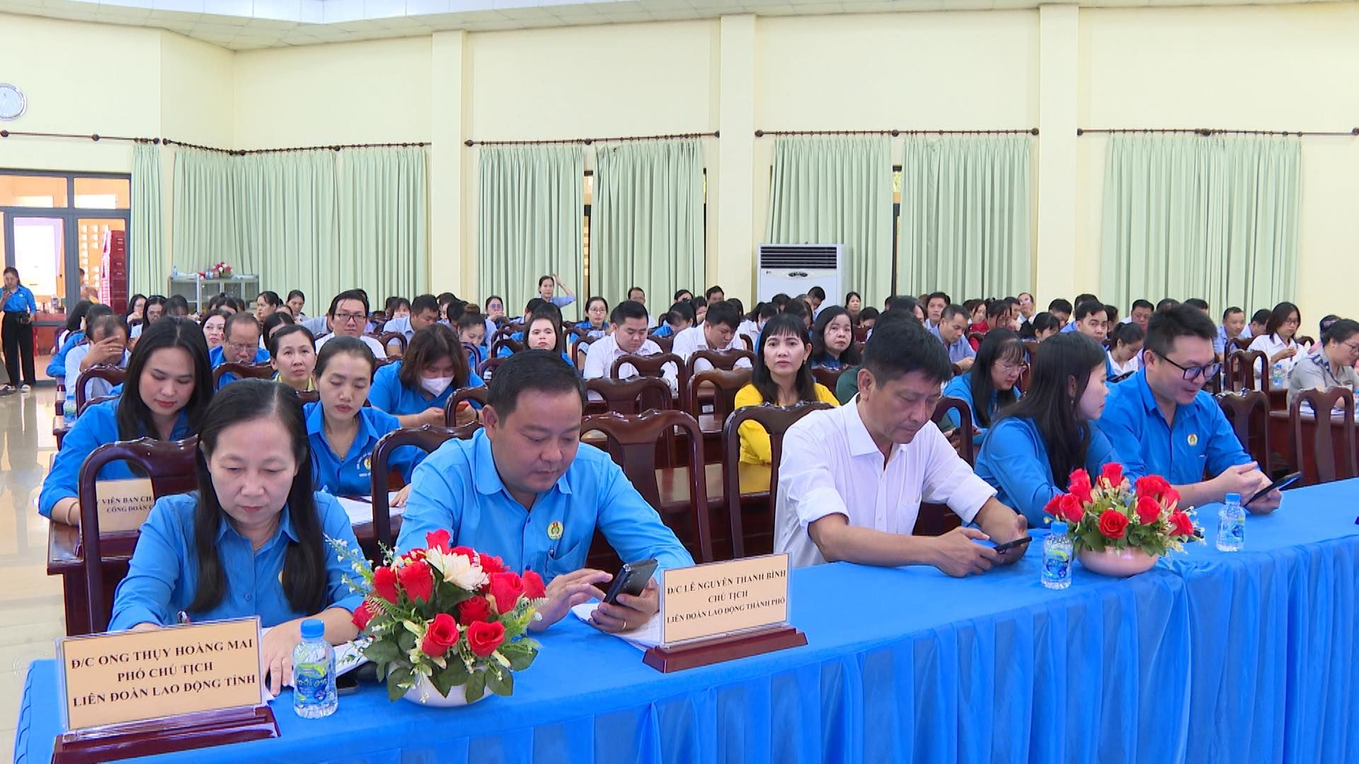 Có thể là hình ảnh về 2 người và văn bản