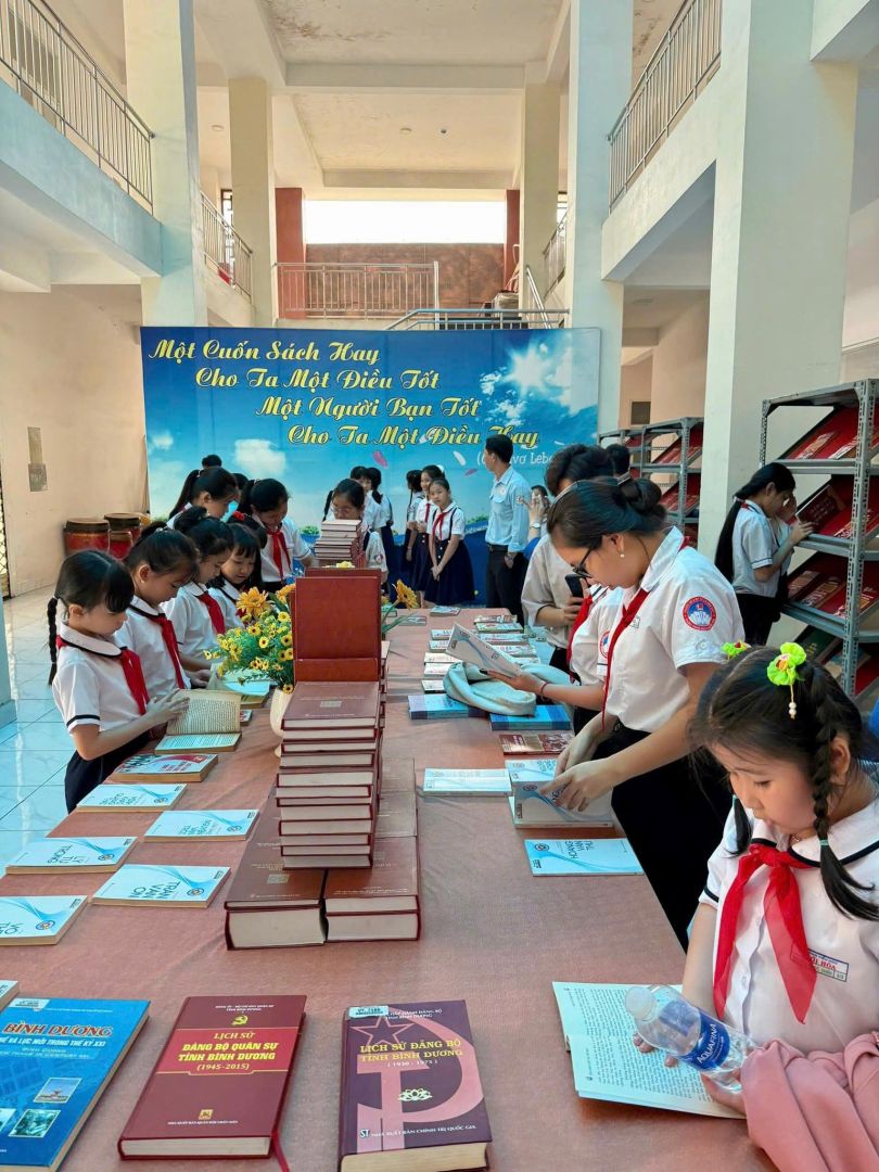 Có thể là hình ảnh về 11 người, trẻ em, mọi người đang học, đồ chơi trẻ em và văn bản