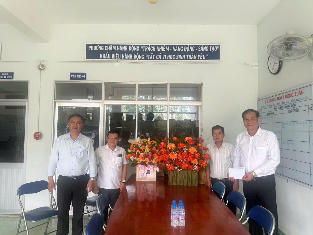 Có thể là hình ảnh về 4 người và văn bản