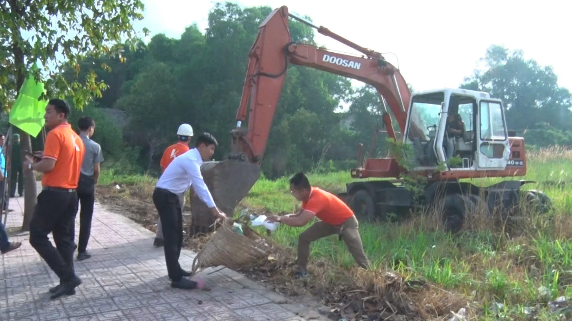 C&oacute; thể l&agrave; h&igrave;nh ảnh về 4 người v&agrave; cỏ