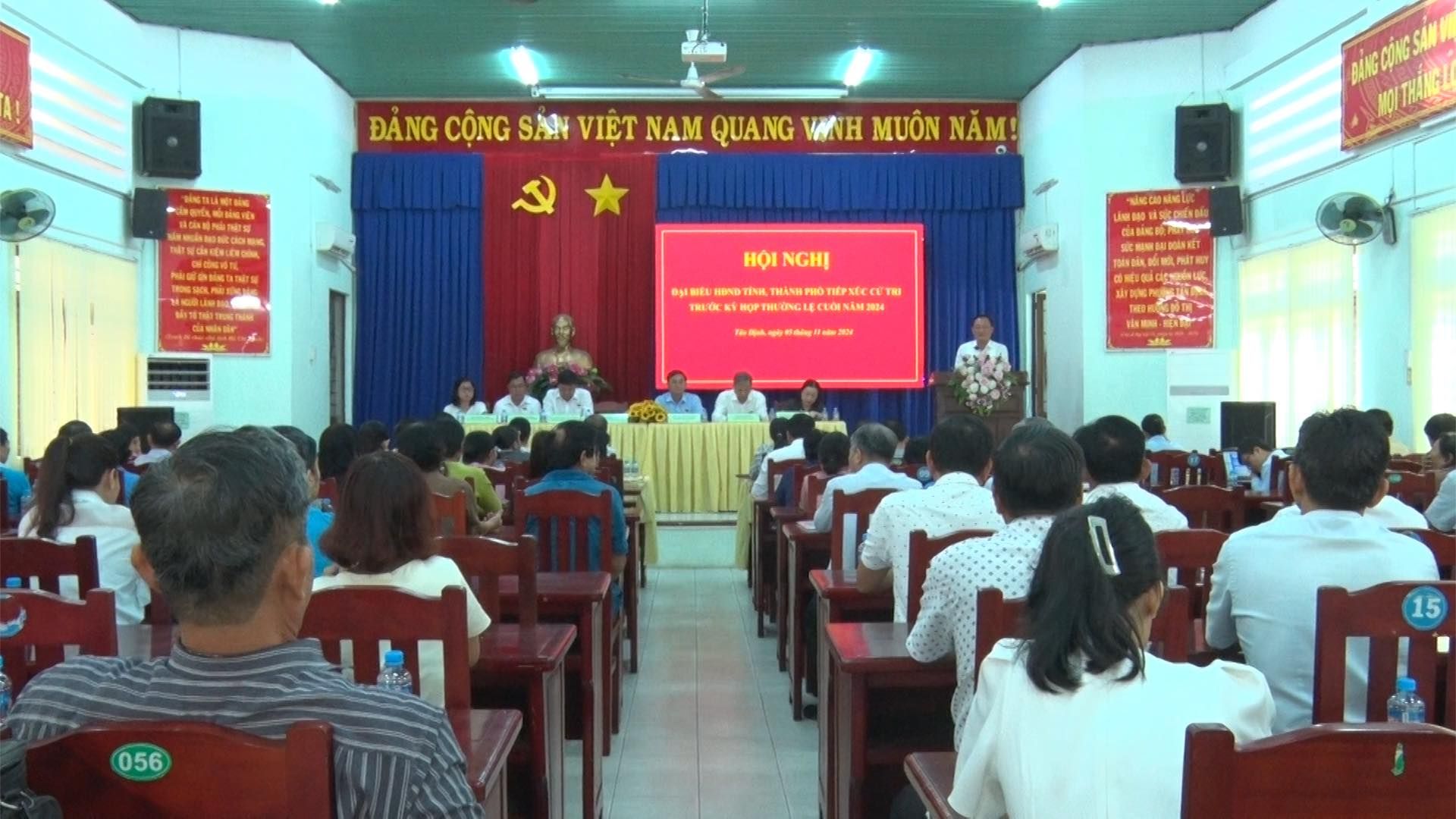 Có thể là hình ảnh về 7 người, mọi người đang học và văn bản