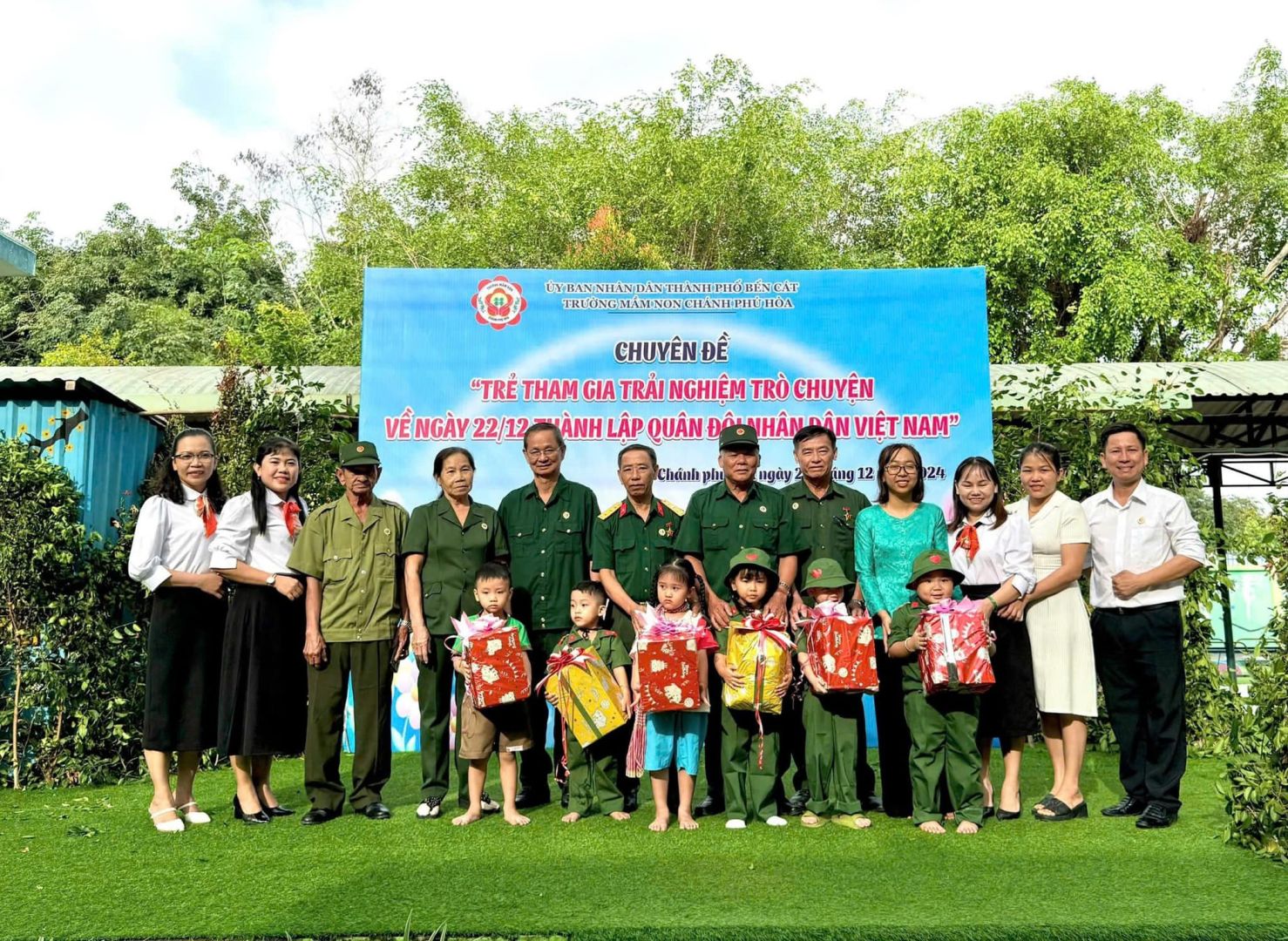 C&oacute; thể l&agrave; h&igrave;nh ảnh về 13 người, c&acirc;y v&agrave; văn bản