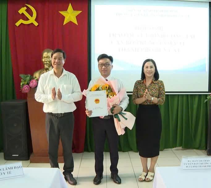 Có thể là hình ảnh về 3 người và văn bản