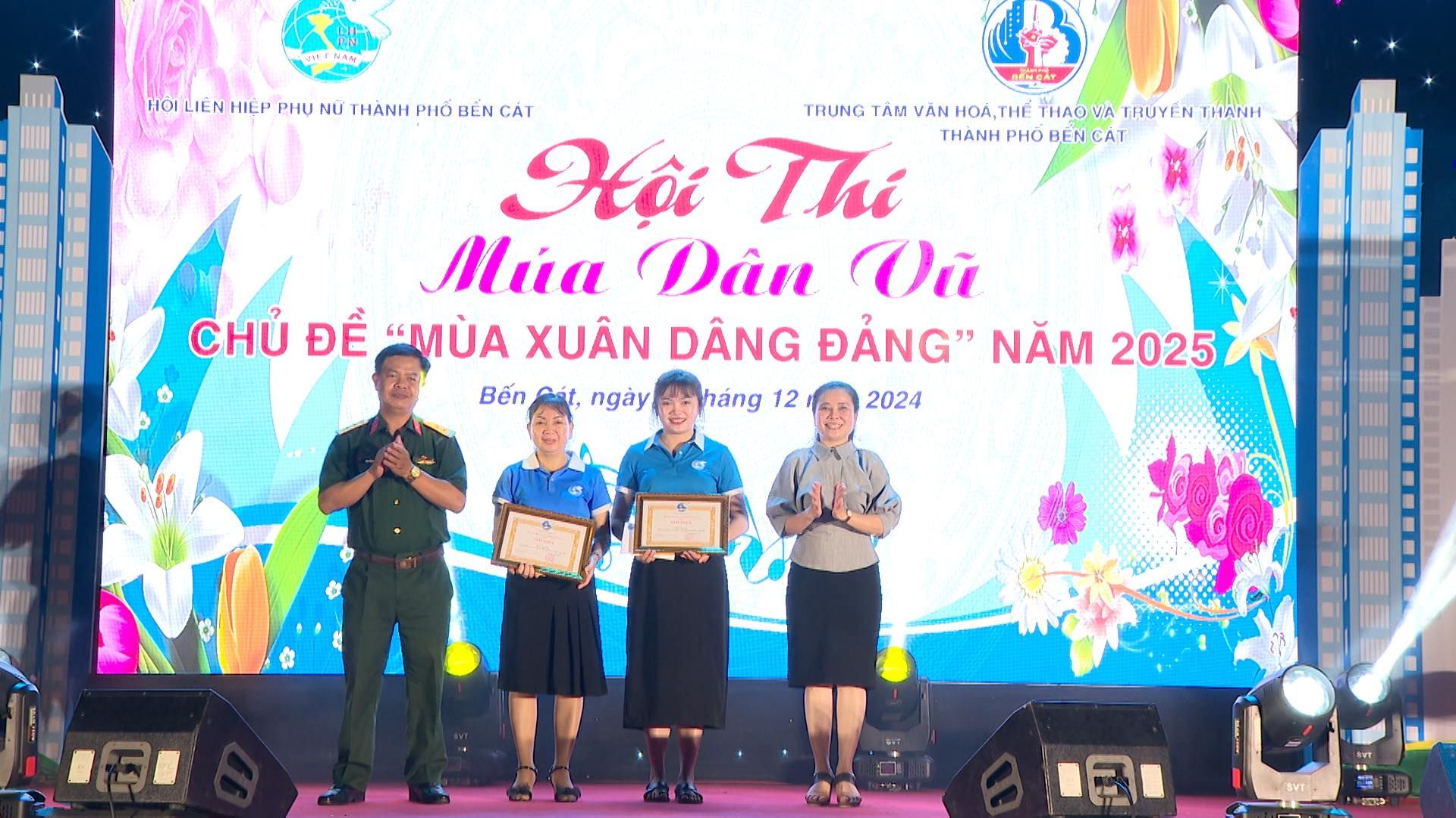 Có thể là hình ảnh về 4 người và văn bản
