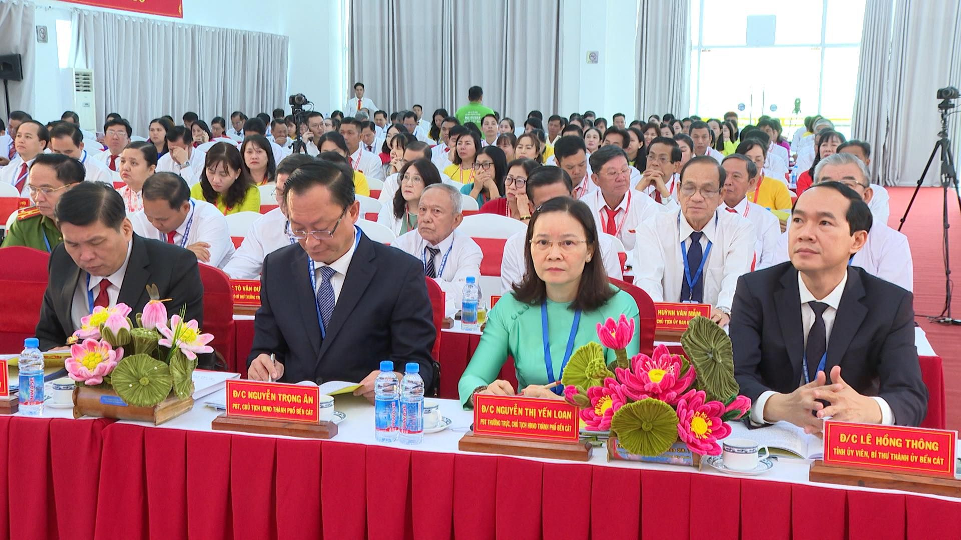 Có thể là hình ảnh về 1 người, cái bục và văn bản