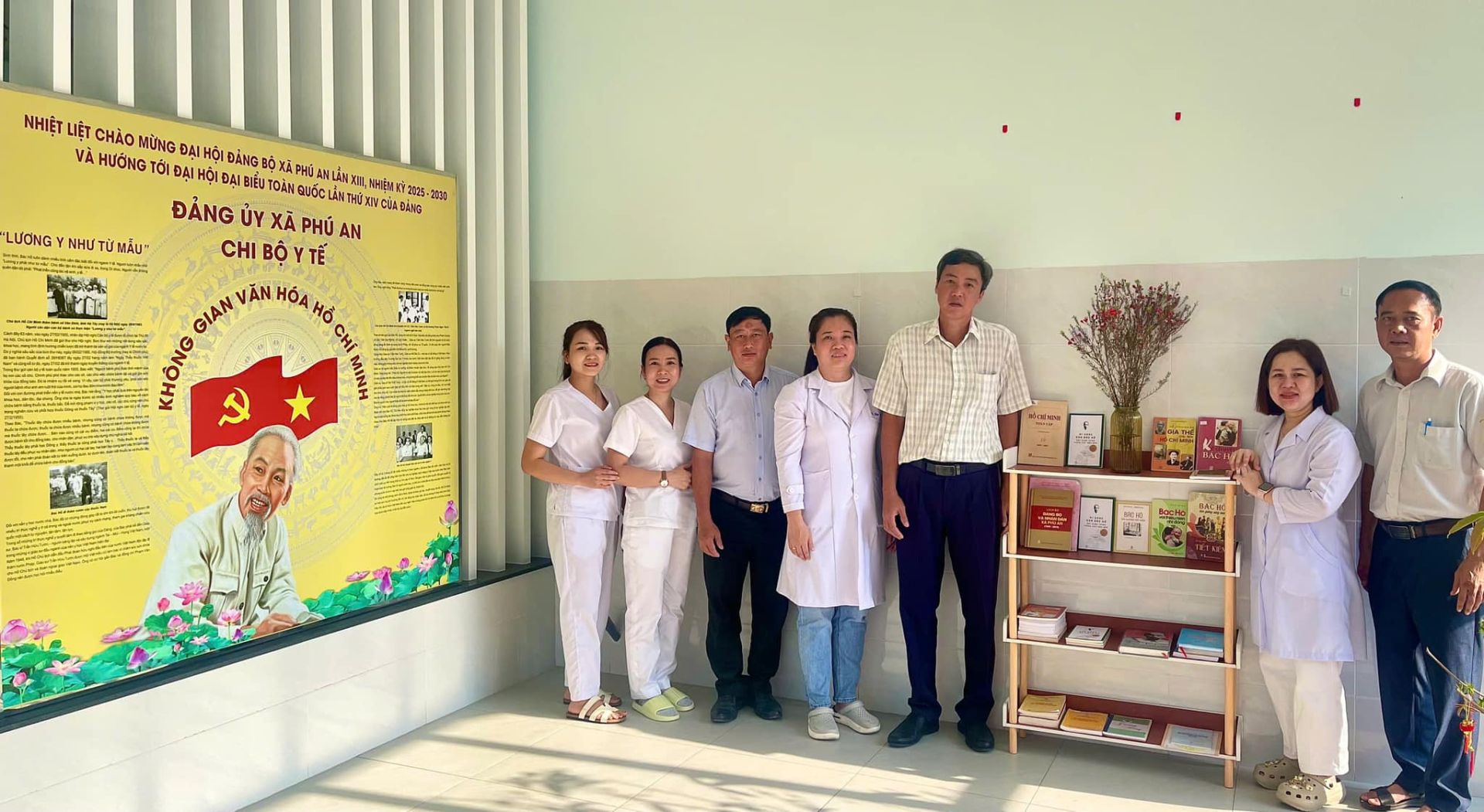 Có thể là hình ảnh về 8 người, bệnh viện và văn bản cho biết 'NHIỆT LIỆT CHẢO MỪNG DAIH DẢNG VÀ HƯỞNG D ANHỘI LƯƠNG NHƯ MẦU- 2000 ANLAN ทอรุ่นญ ĐẢNG ỦY XÃ PHÚ AN QUÓCLINTHON ουδςώ NTHỦ CHI BỘ YTẾ 센에 ፣ማ/ Pri GIAN VĂN HOA Hớ MOD CHi M'