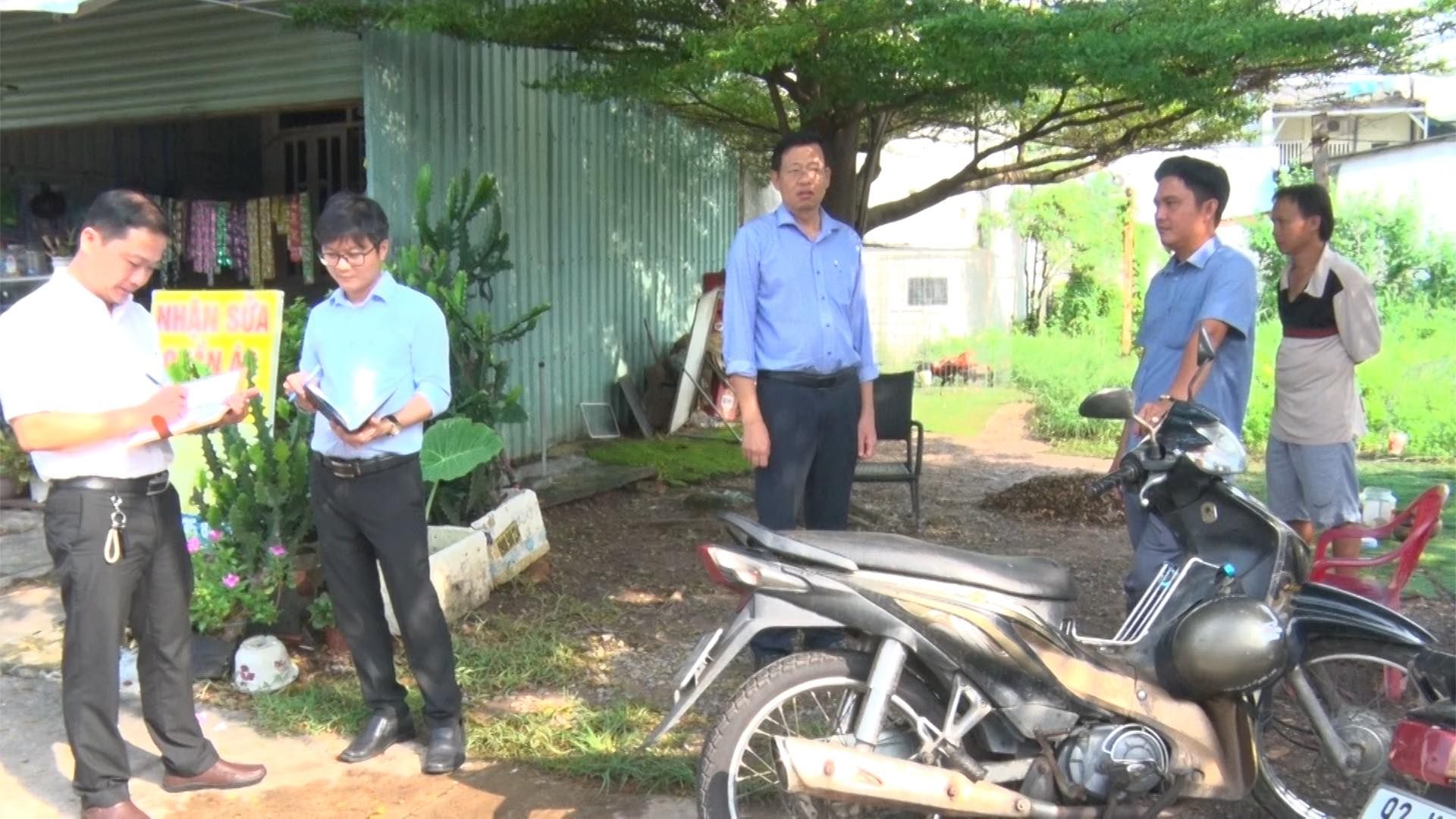 Có thể là hình ảnh về 5 người, xe môtô, xe scooter và văn bản