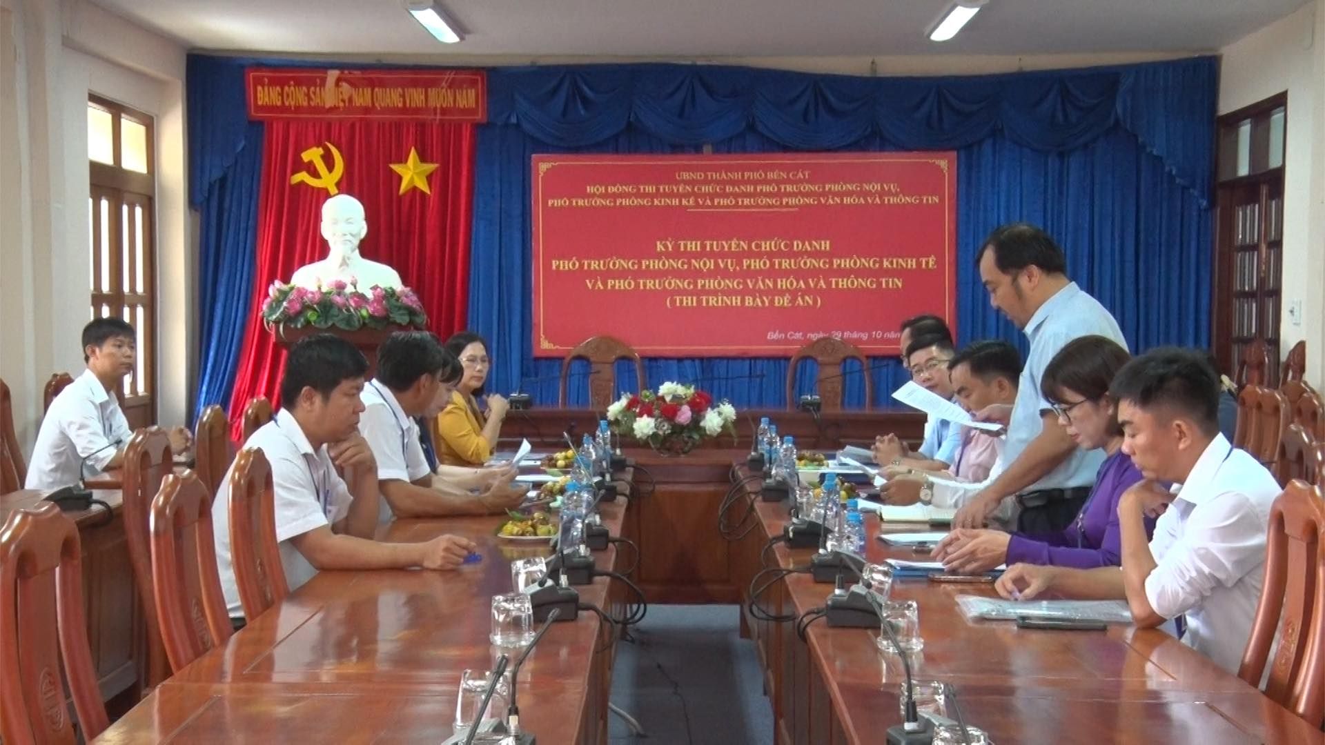 Có thể là hình ảnh về 7 người, mọi người đang học và văn bản