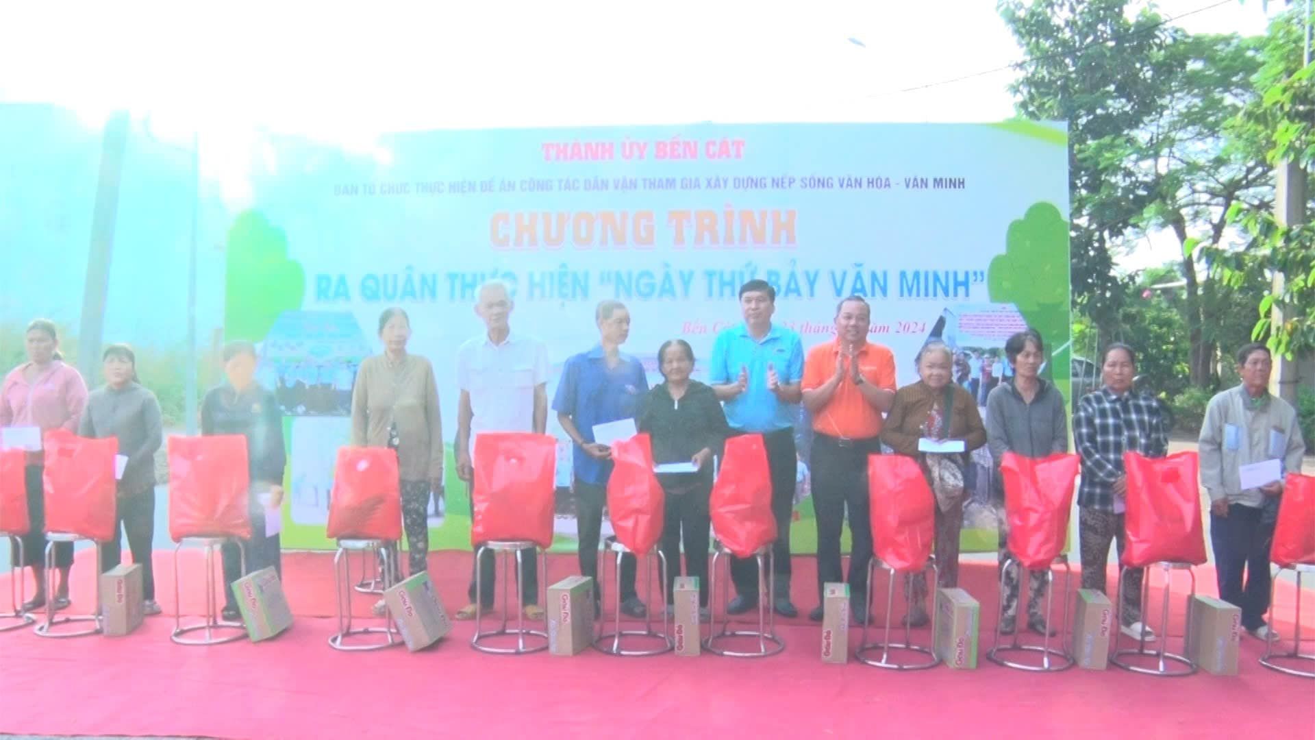 C&oacute; thể l&agrave; h&igrave;nh ảnh về 13 người v&agrave; văn bản