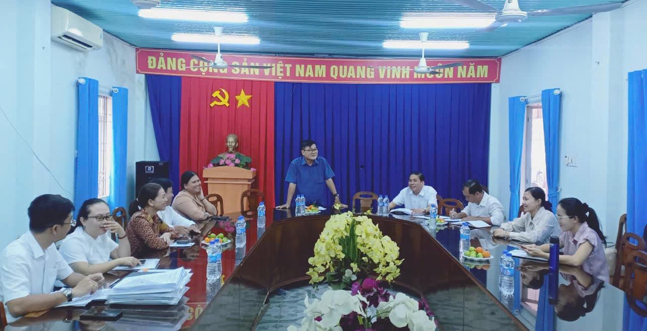Có thể là hình ảnh về 9 người và mọi người đang học