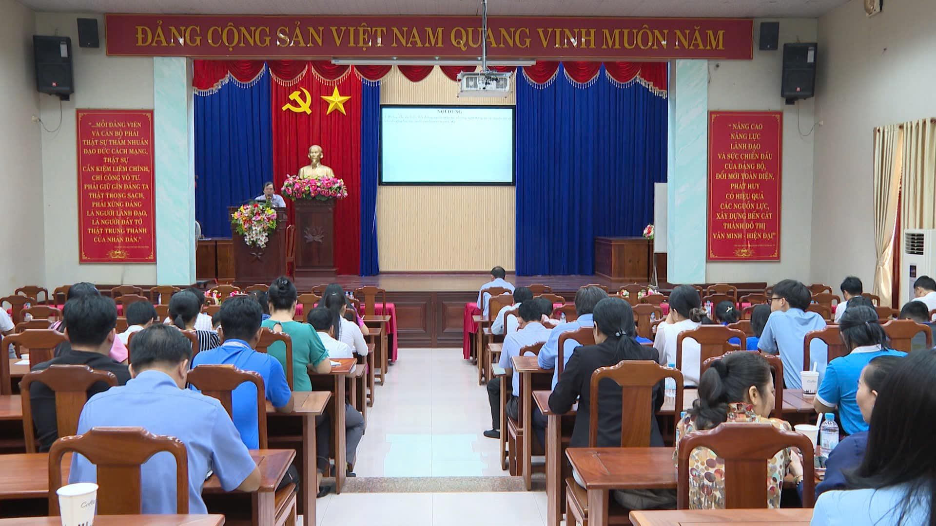 Có thể là hình ảnh về 10 người và văn bản