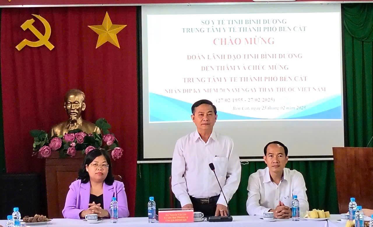 Có thể là hình ảnh về 3 người và văn bản