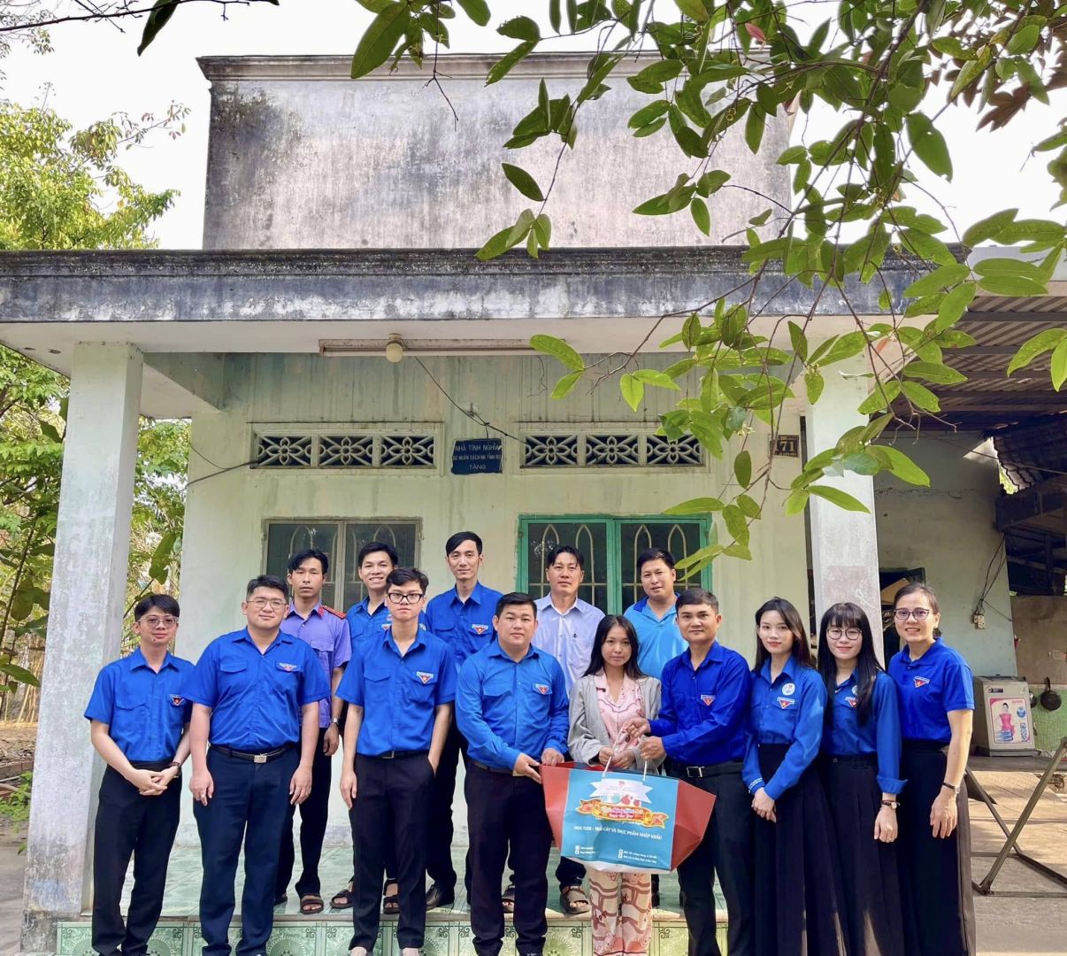 Có thể là hình ảnh về 12 người và văn bản