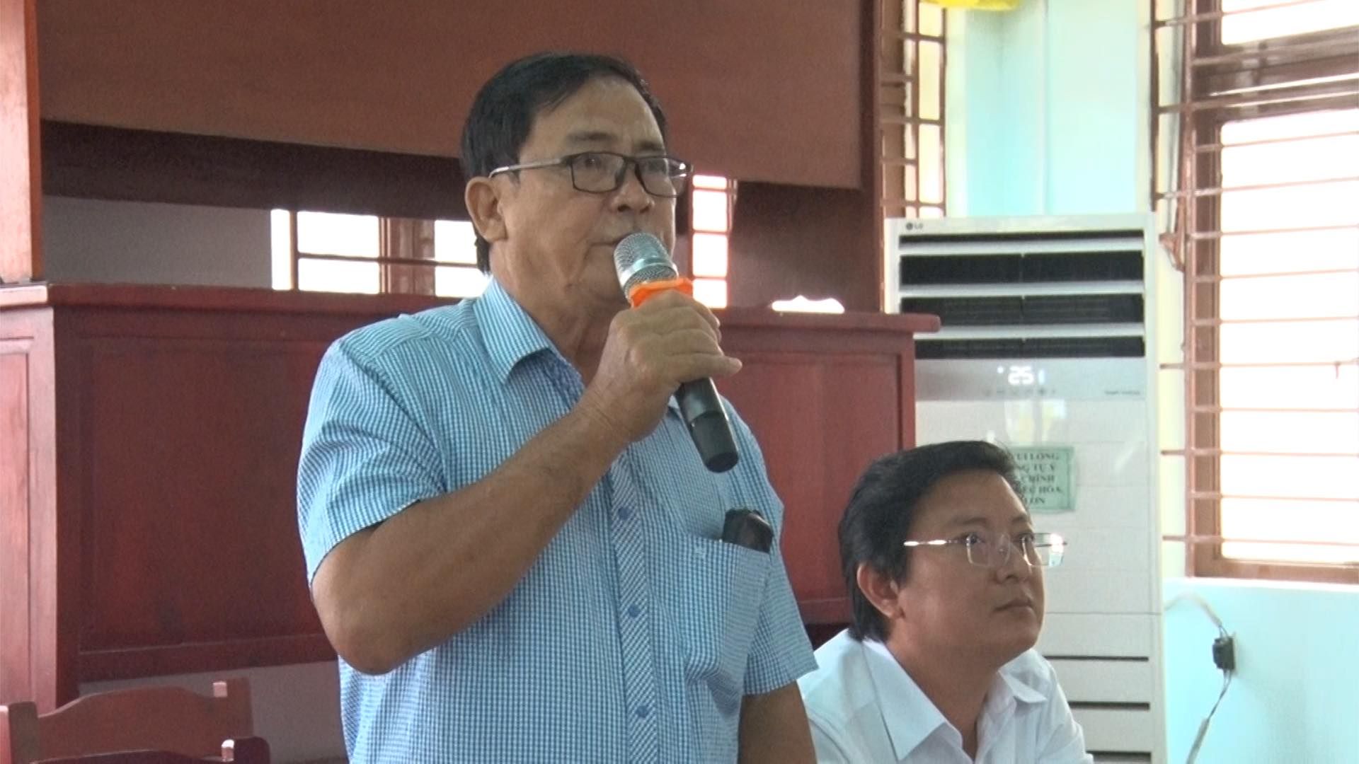 Có thể là hình ảnh về 2 người và văn bản
