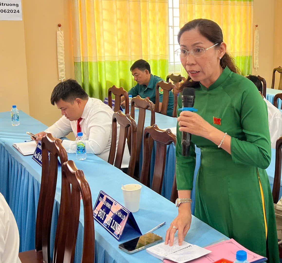 Có thể là hình ảnh về 4 người, mọi người đang học, cái bục và văn bản