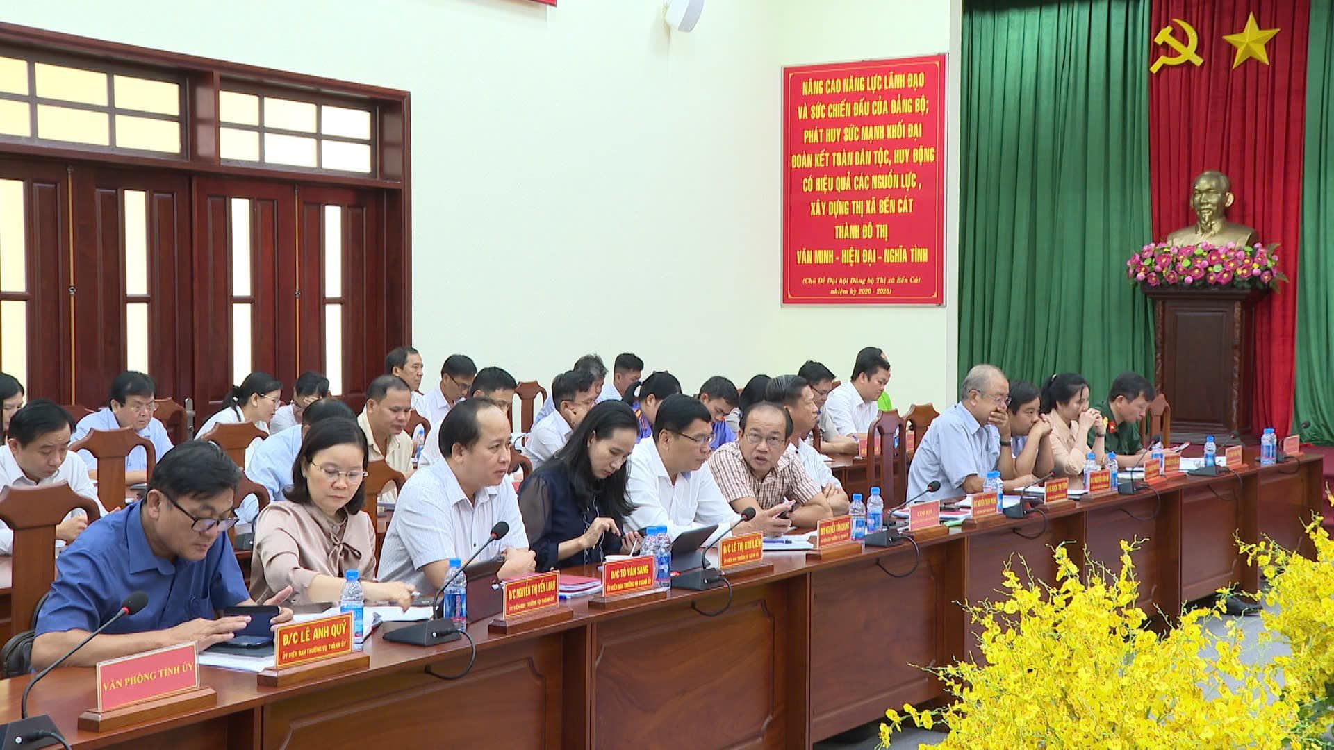 Có thể là hình ảnh về 6 người và văn bản