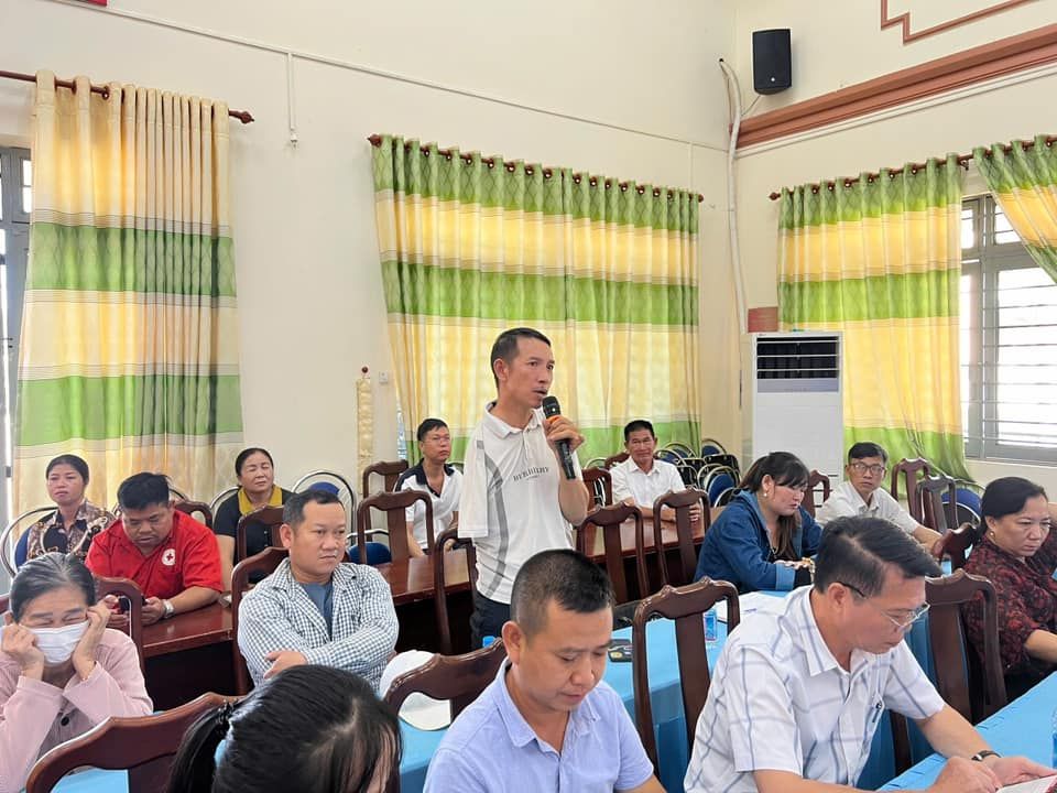 Có thể là hình ảnh về 13 người và mọi người đang học