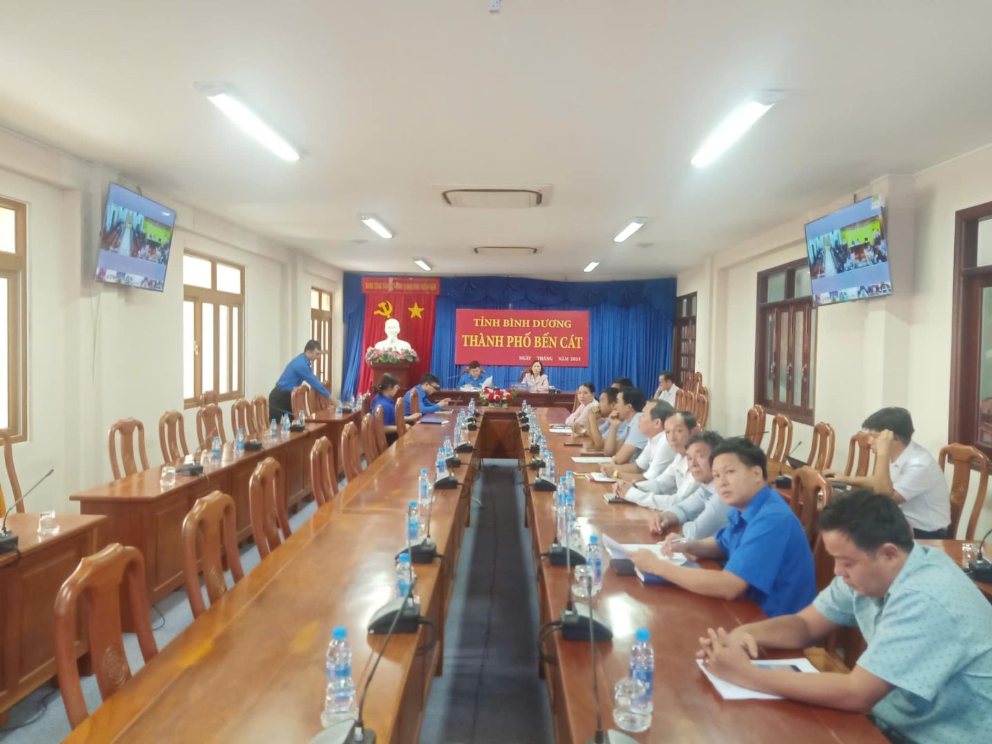 Có thể là hình ảnh về 5 người và văn bản