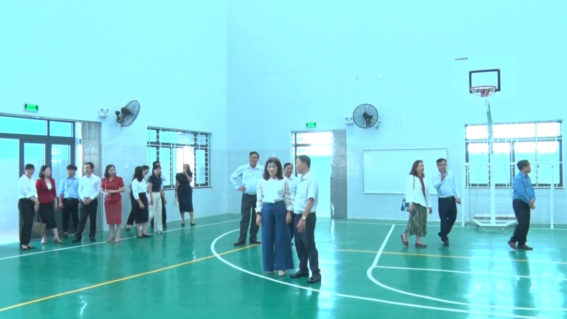 Có thể là hình ảnh về 14 người, mọi người đang chơi bóng rổ và mọi người đang chơi bóng chuyền