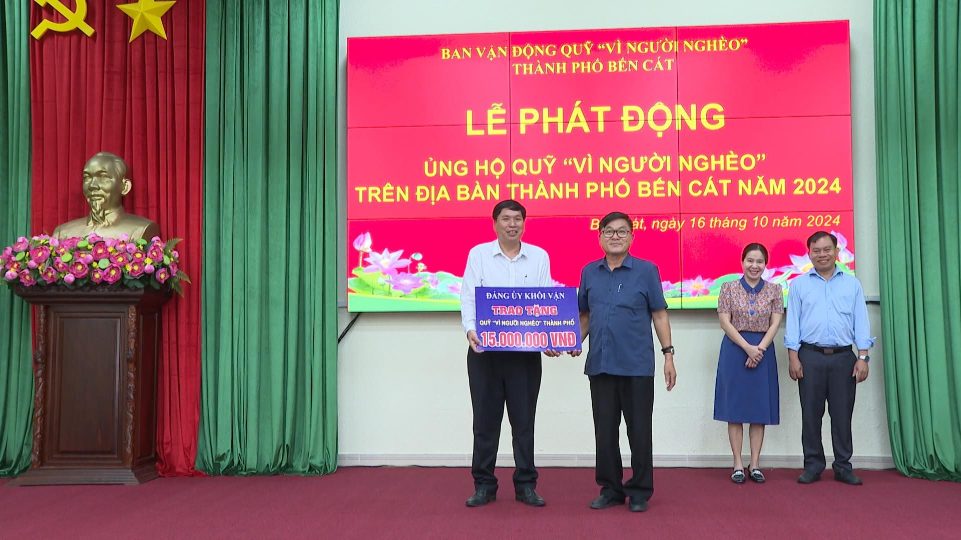 Có thể là hình ảnh về ‎4 người và ‎văn bản cho biết '‎BAN VẠN ĐỘNG QUY VÌ GƯỜI NGHÈO" THÀNH PHÔ A CÁT BÊN LỄ PHÁT ĐỘNG ÙNG HỌ QUÝ "VÌ NGƯỜI NGHÈO" TRÊN ĐỊA BÀN ΓΙΑΝΗ PHO BÉN CAT NĂM 2024 át, ngày 16 tháng 10 năm năm2024 2024 DANG κHO! AN TRAOTANG TRAO אמועד મ ทพอบอง วงไอิต 15.00 15.000.000 VND‎'‎‎