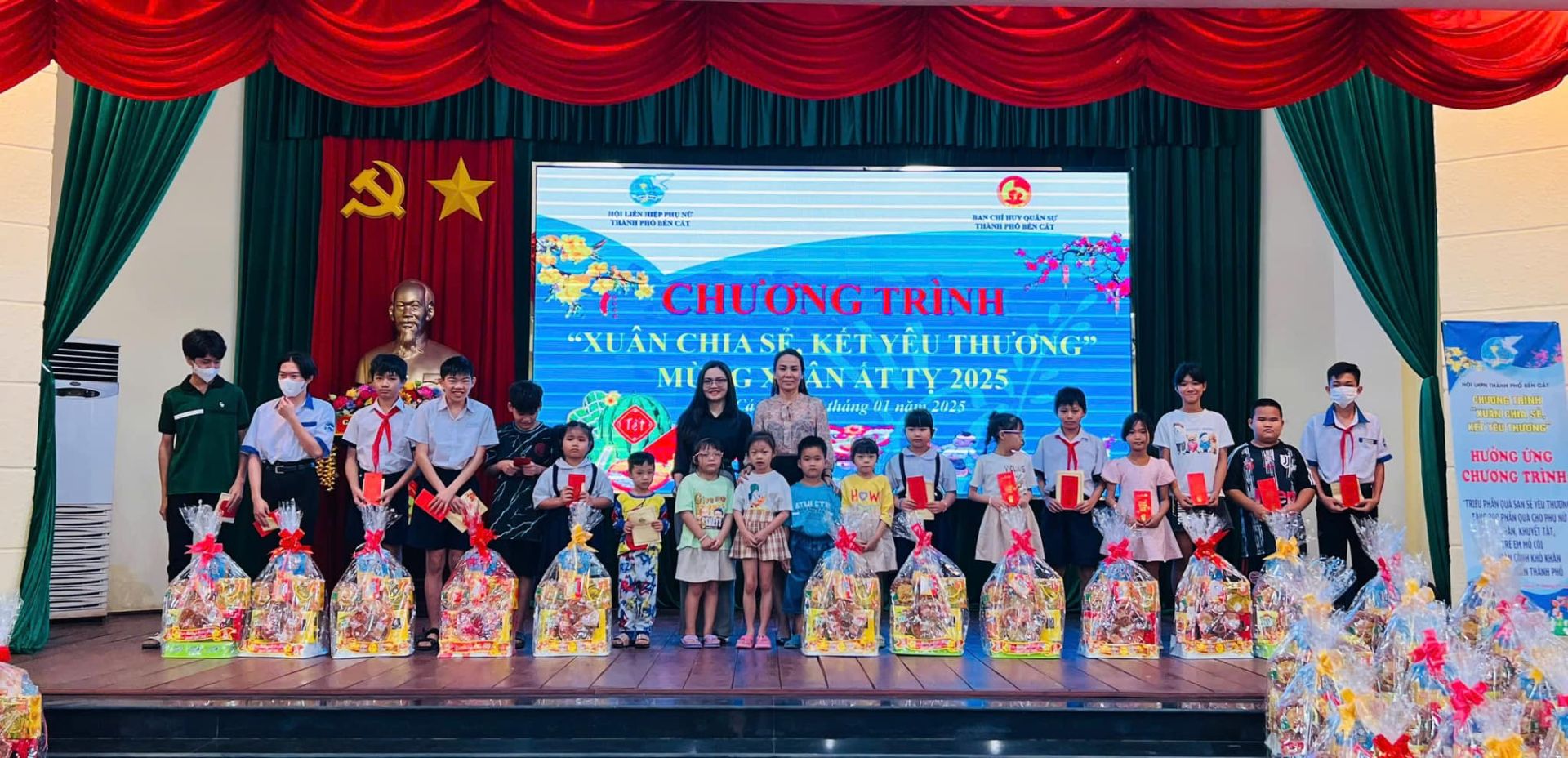 Có thể là hình ảnh về 11 người và văn bản