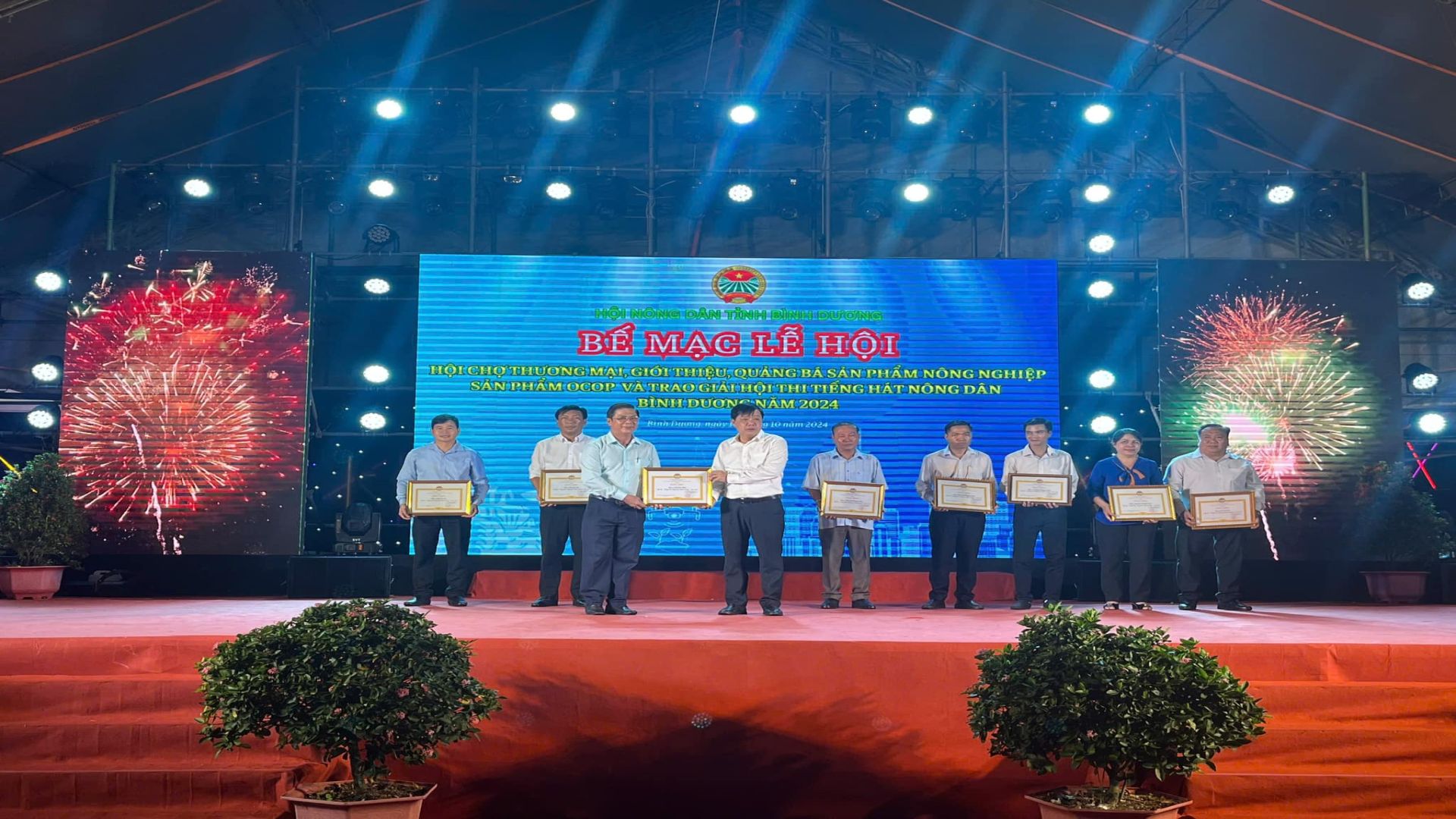 C&oacute; thể l&agrave; h&igrave;nh ảnh về 9 người, thiết bị chiếu s&aacute;ng, c&aacute;i bục v&agrave; văn bản