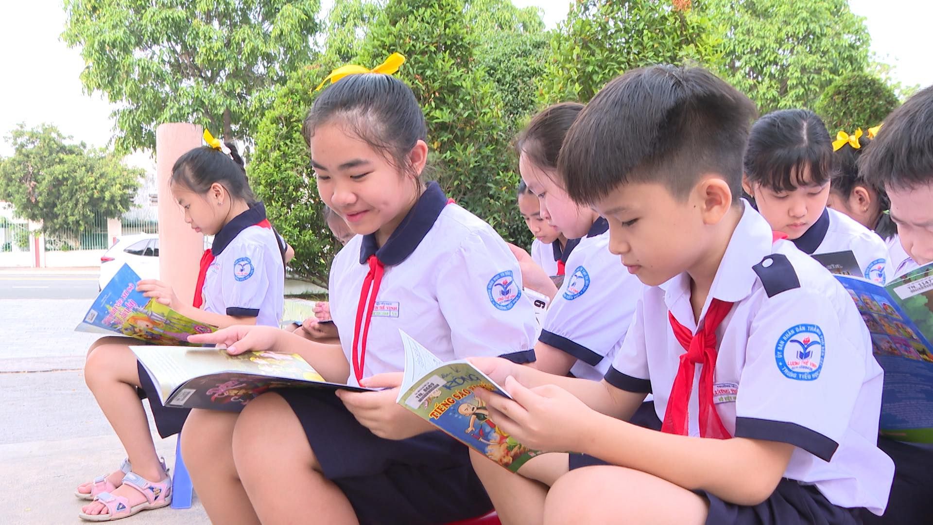 C&oacute; thể l&agrave; h&igrave;nh ảnh về 4 người, mọi người đang học v&agrave; văn bản