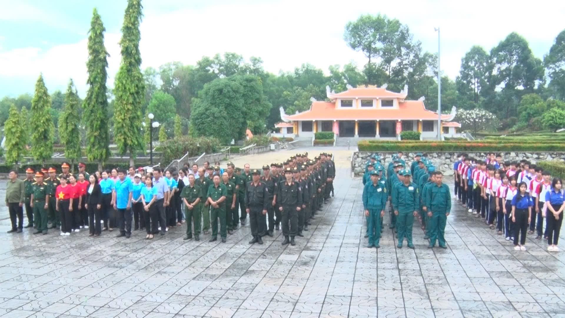 Có thể là hình ảnh về 6 người