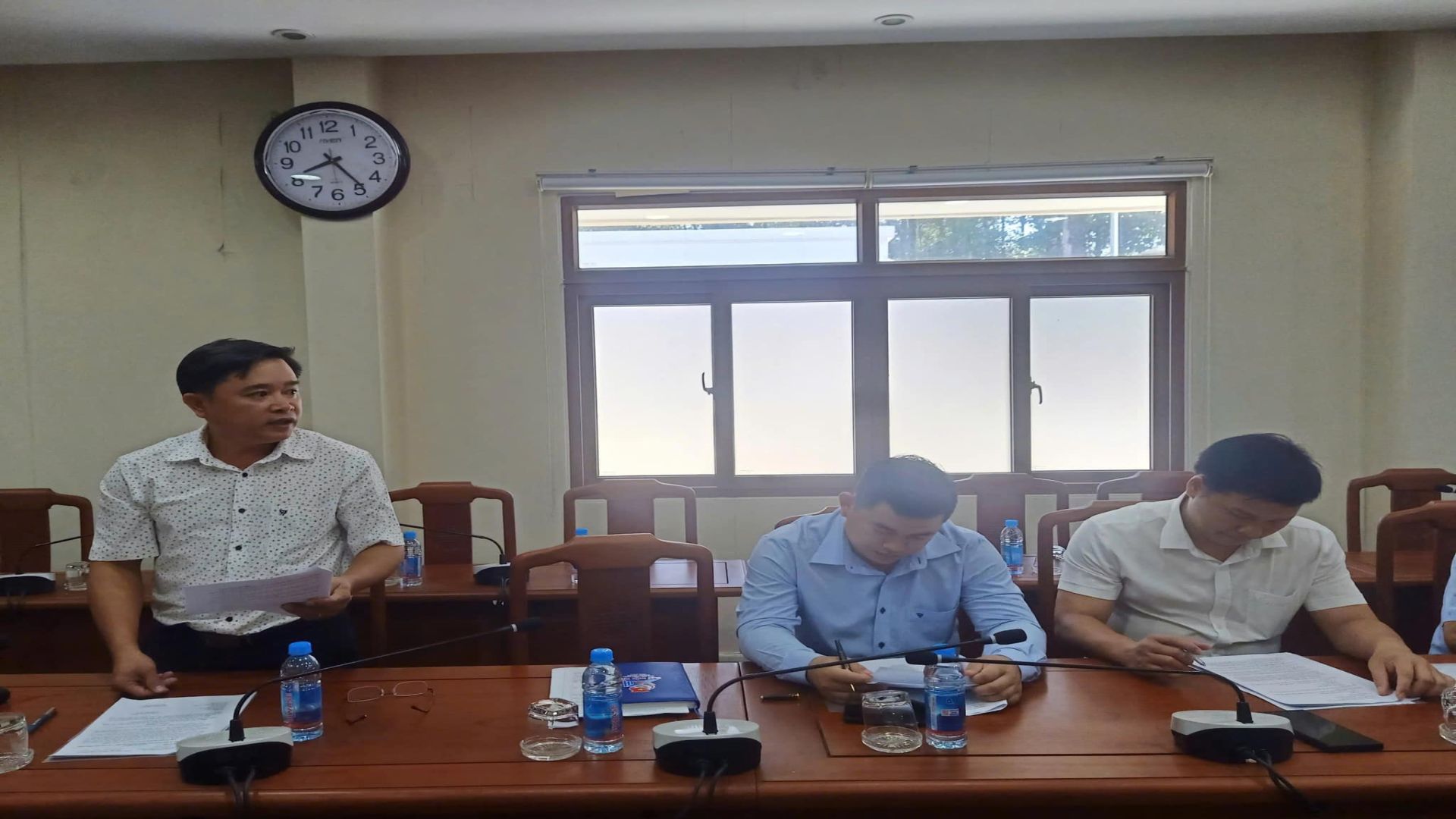 Có thể là hình ảnh về 3 người, mọi người đang học và văn bản