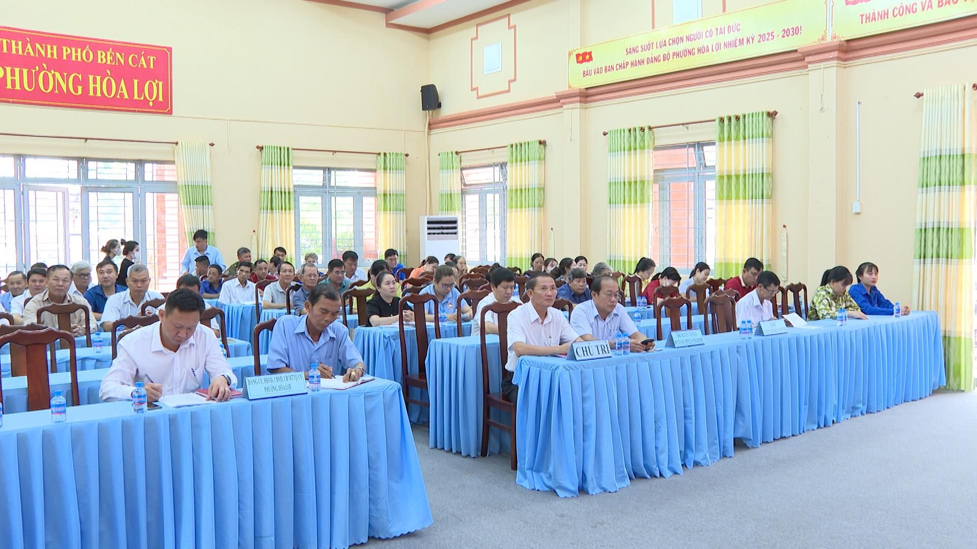 Có thể là hình ảnh về 5 người, bàn và cái bục