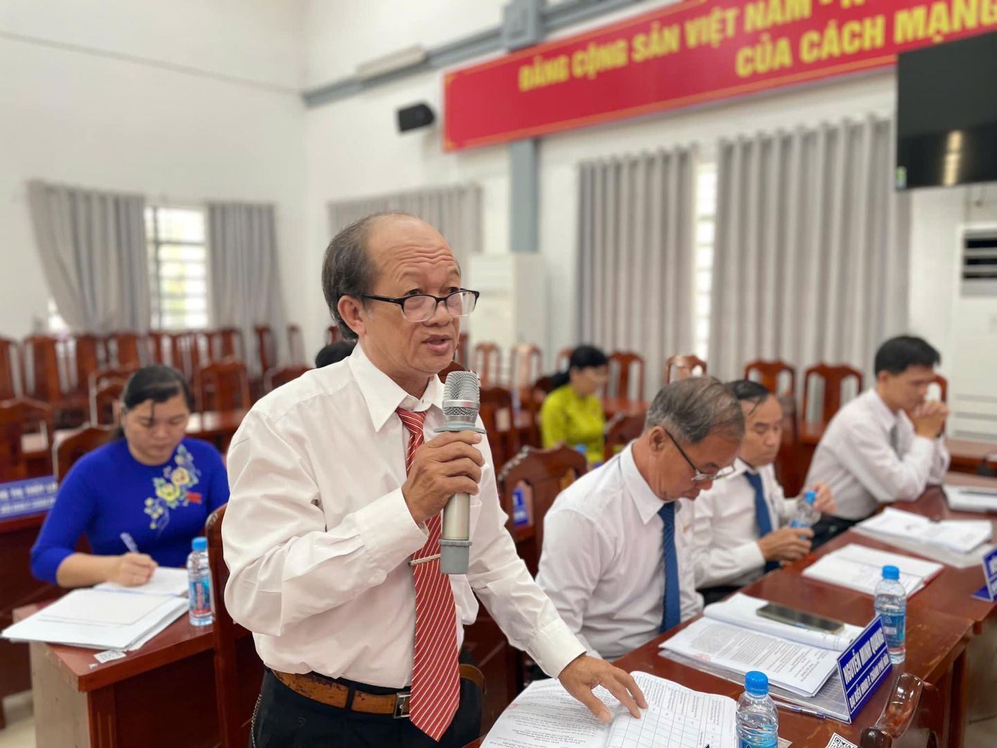 Có thể là hình ảnh về 5 người và văn bản