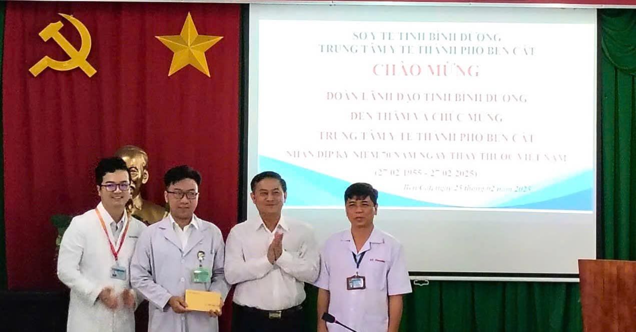 Có thể là hình ảnh về 4 người và văn bản