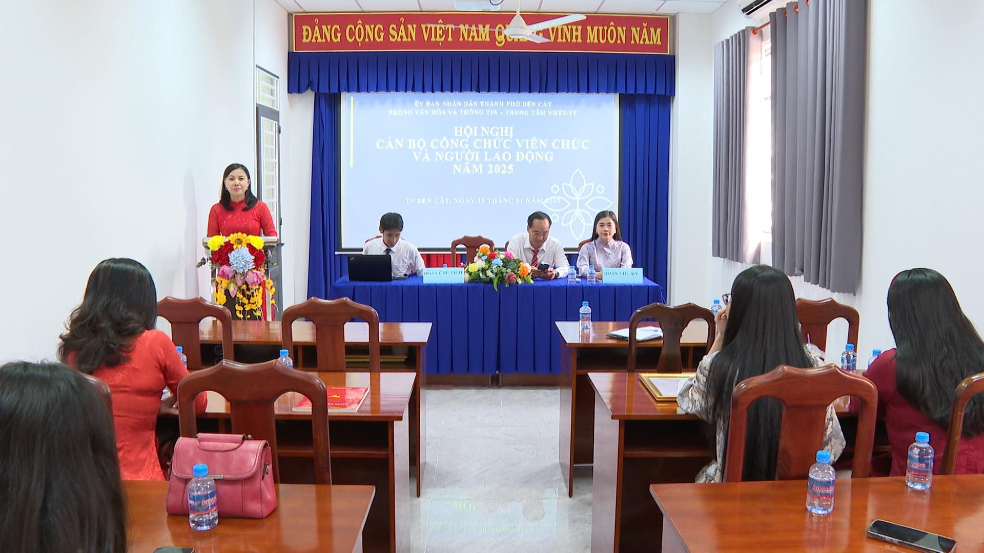 Có thể là hình ảnh về 8 người, mọi người đang học, cái bục và văn bản