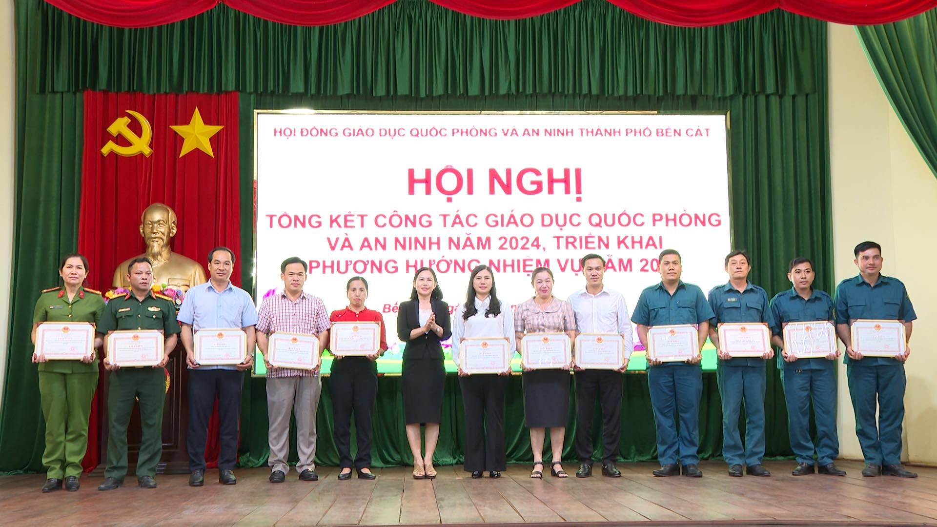 Có thể là hình ảnh về 13 người và văn bản