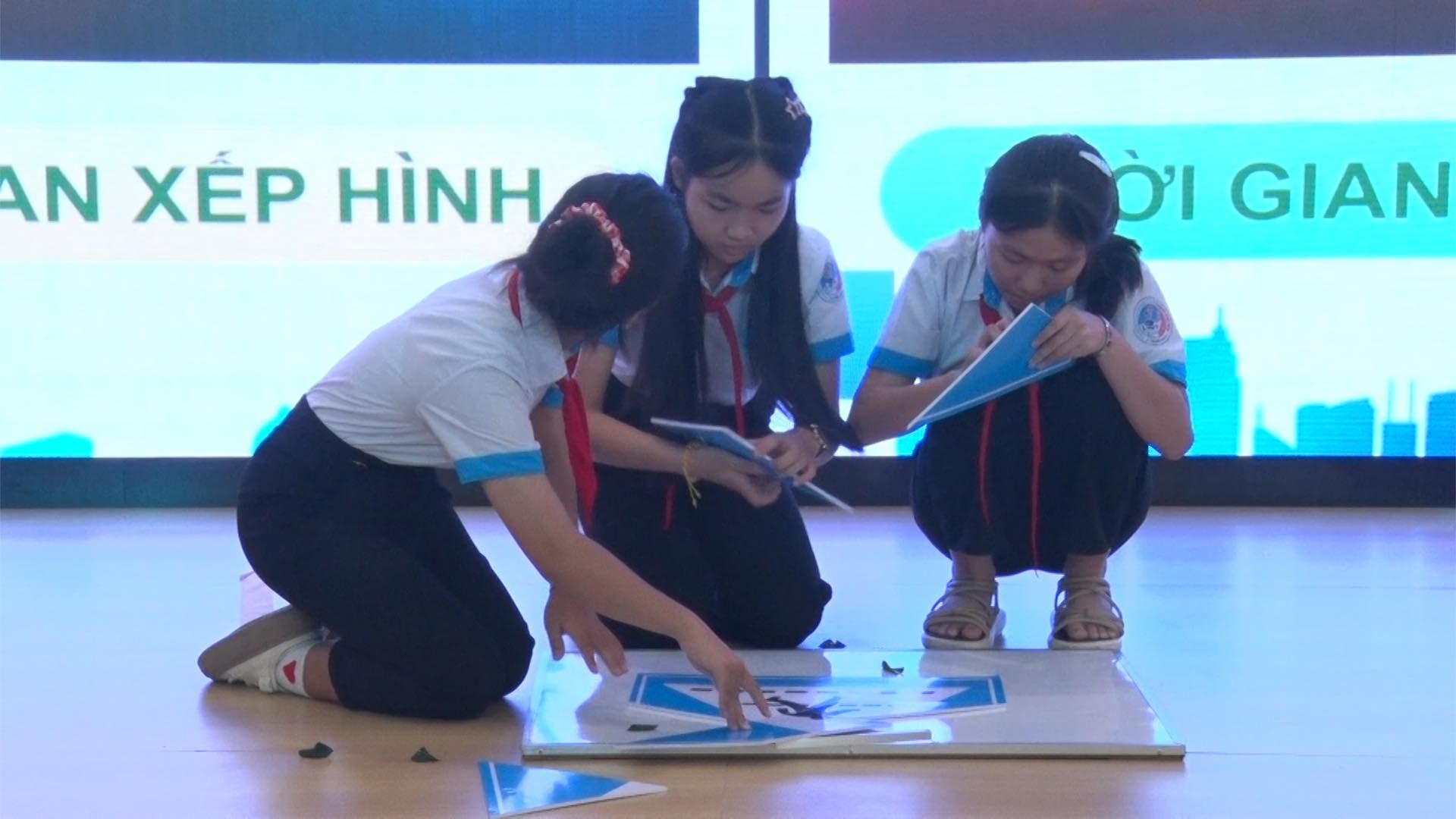 Có thể là hình ảnh về 3 người và văn bản