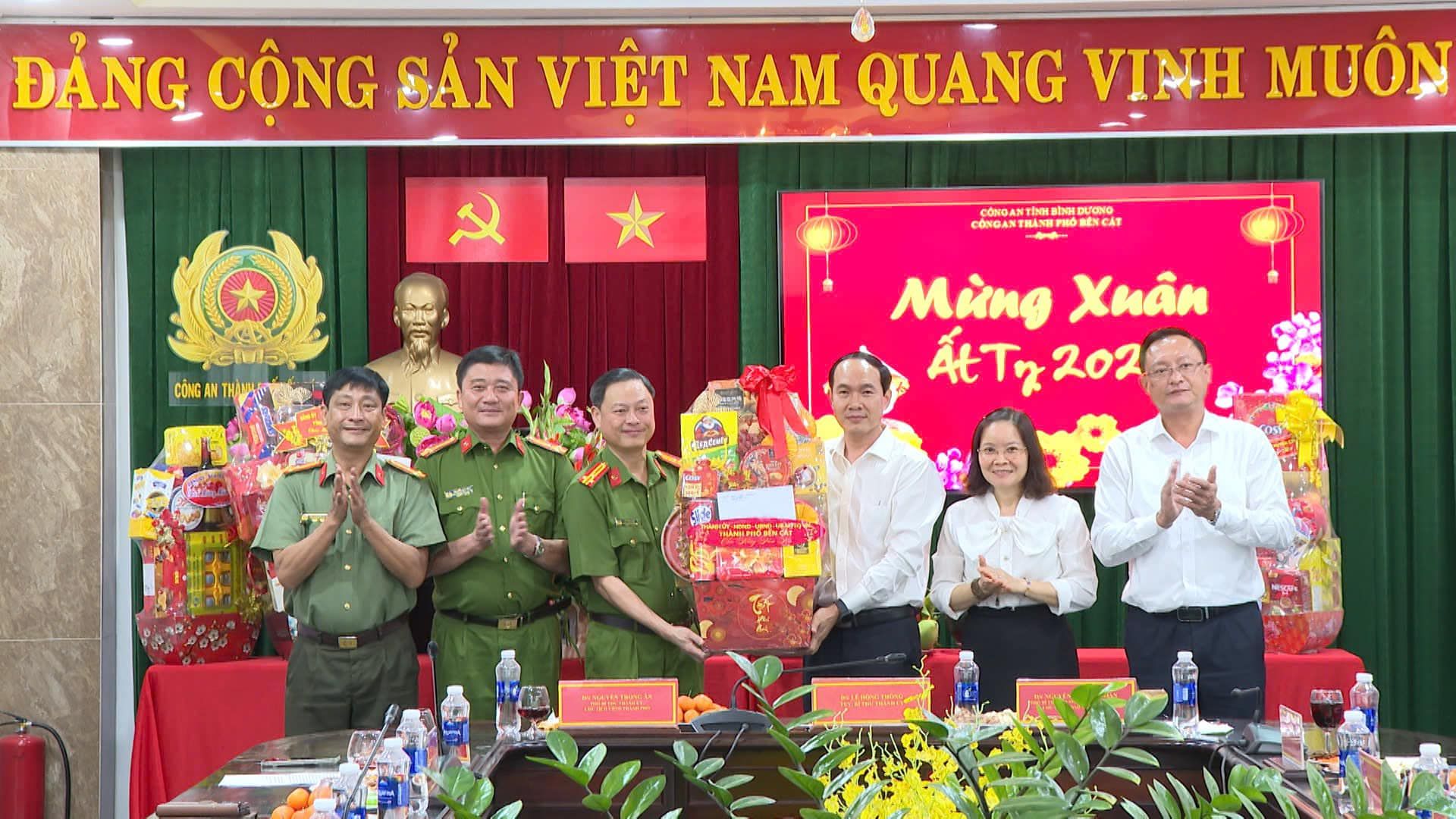 Có thể là hình ảnh về 7 người và văn bản