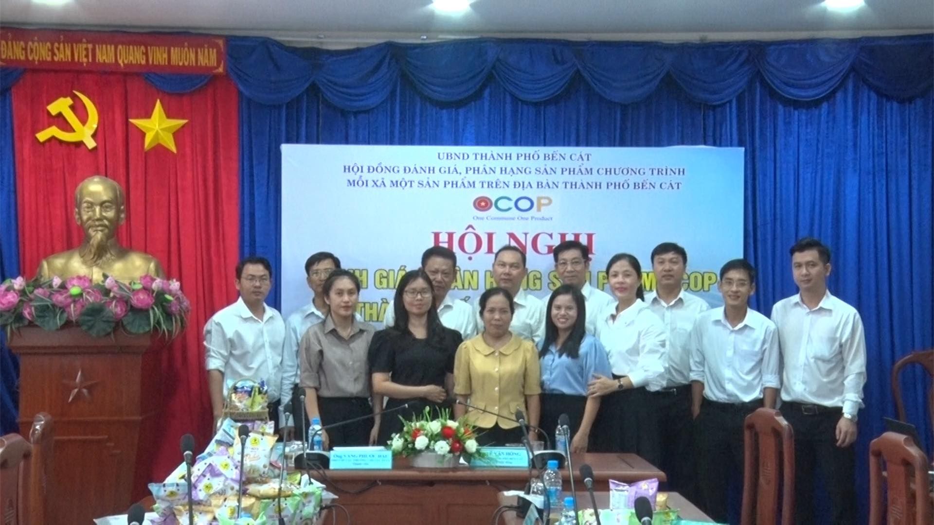 Có thể là hình ảnh về 8 người và văn bản