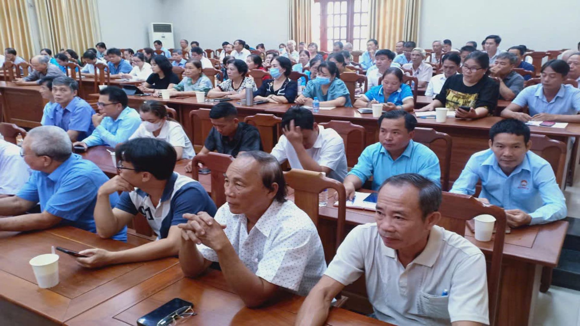 Có thể là hình ảnh về 3 người và văn bản