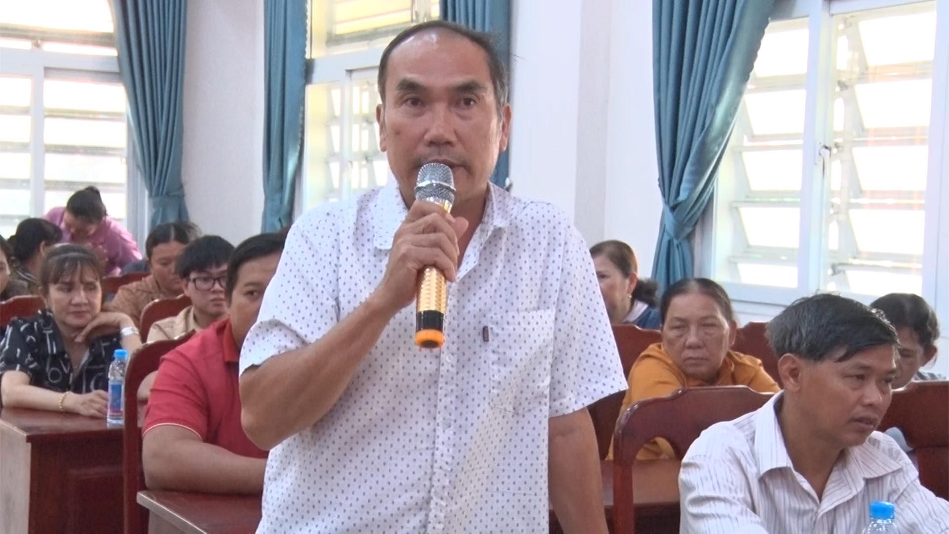 Có thể là hình ảnh về 7 người và văn bản