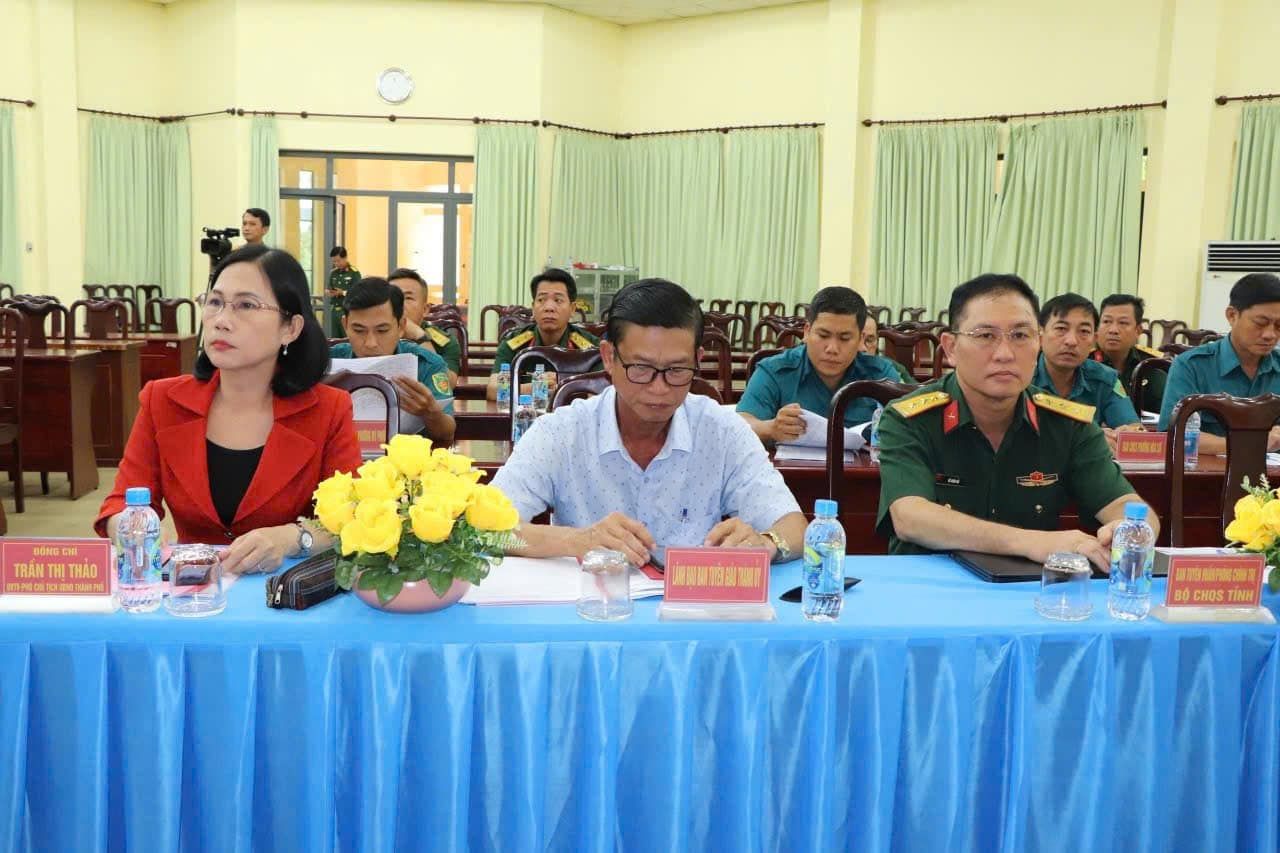 Có thể là hình ảnh về 6 người và văn bản